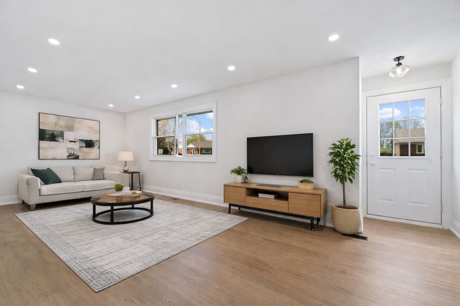 76 Admiral Road MAIN, Ajax, ON L1S 2N9