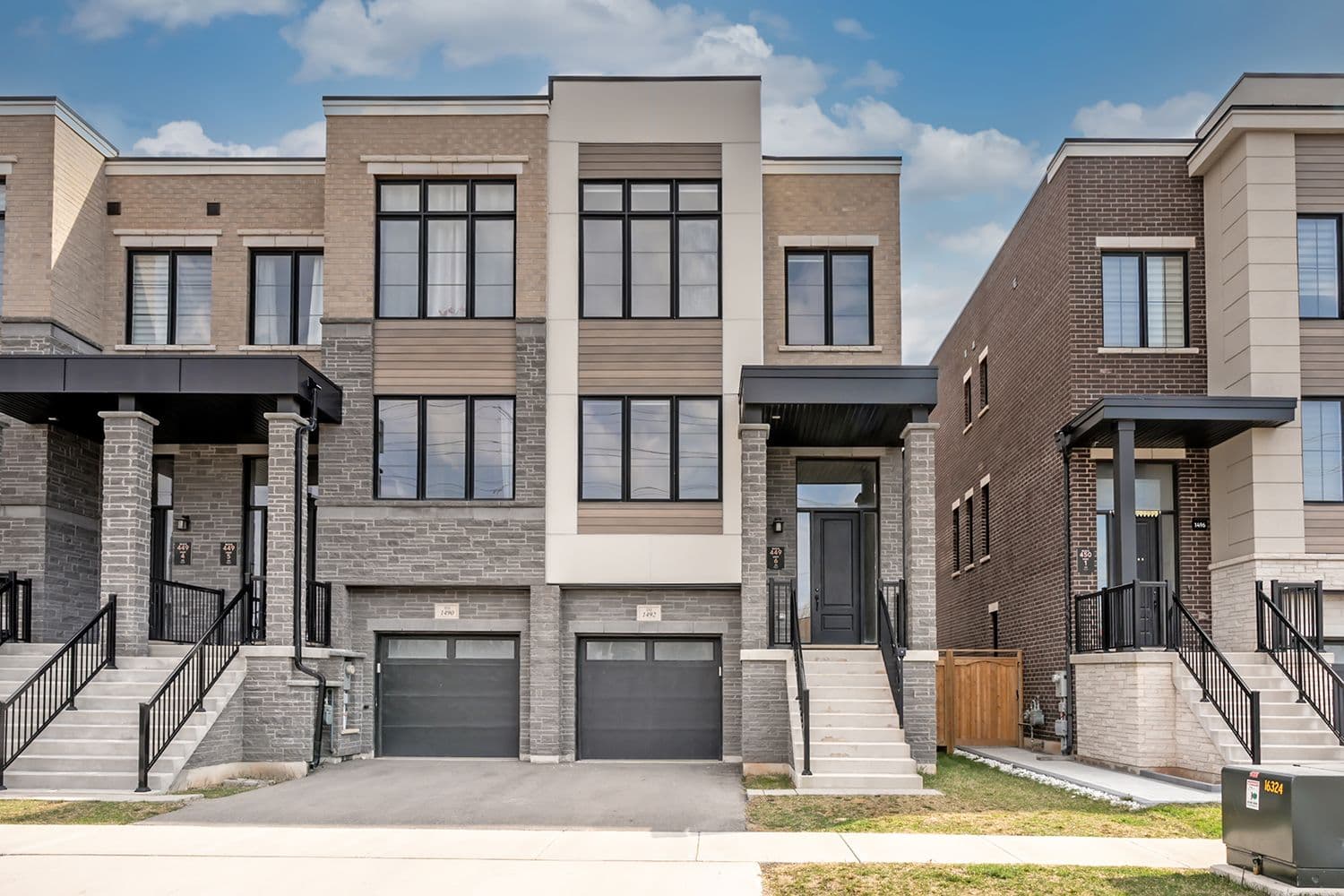 1492 Yellow Rose Circle, Oakville, ON L6M 4G3