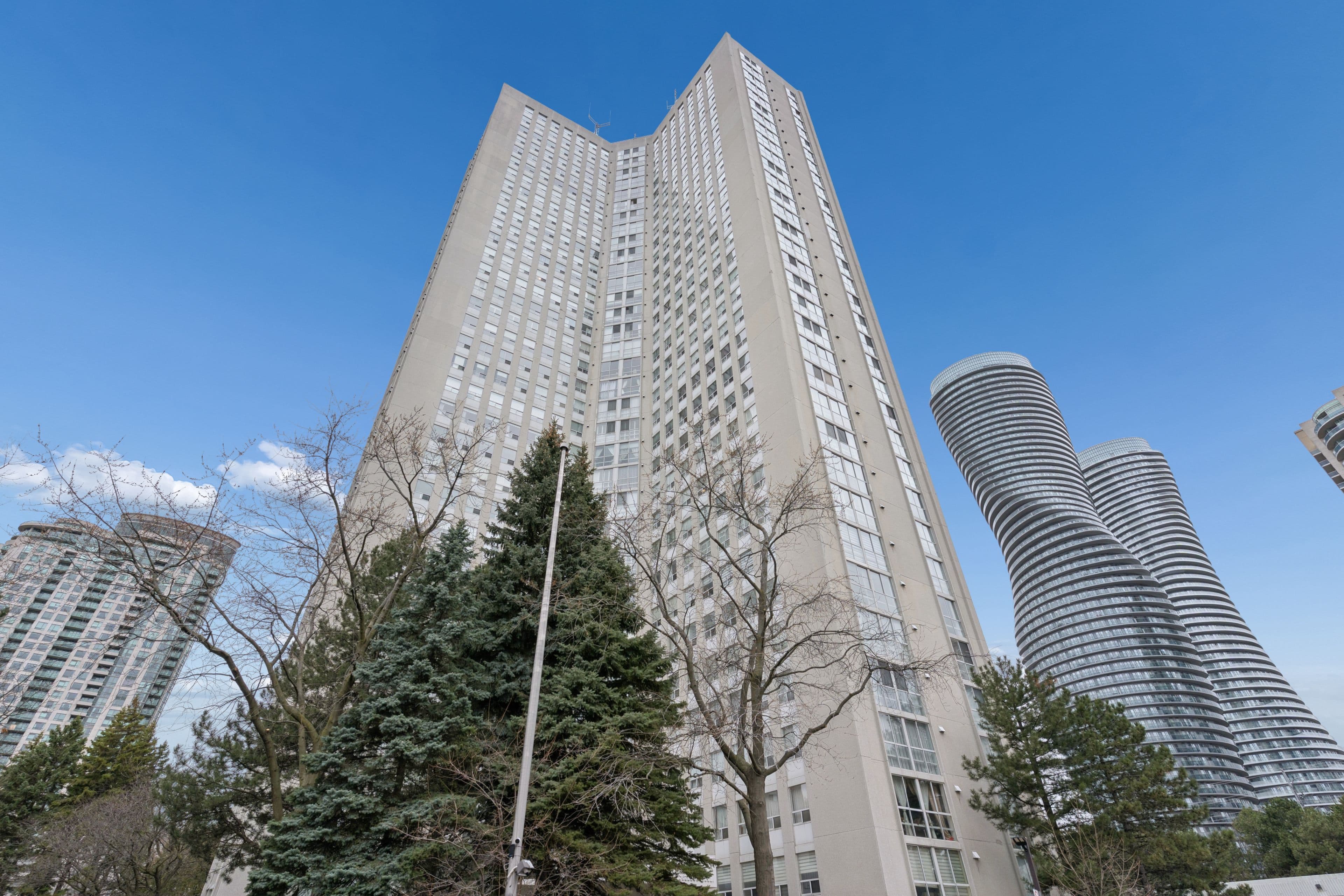 3650 Kaneff Crescent 2704, Mississauga, ON L5A 4A1