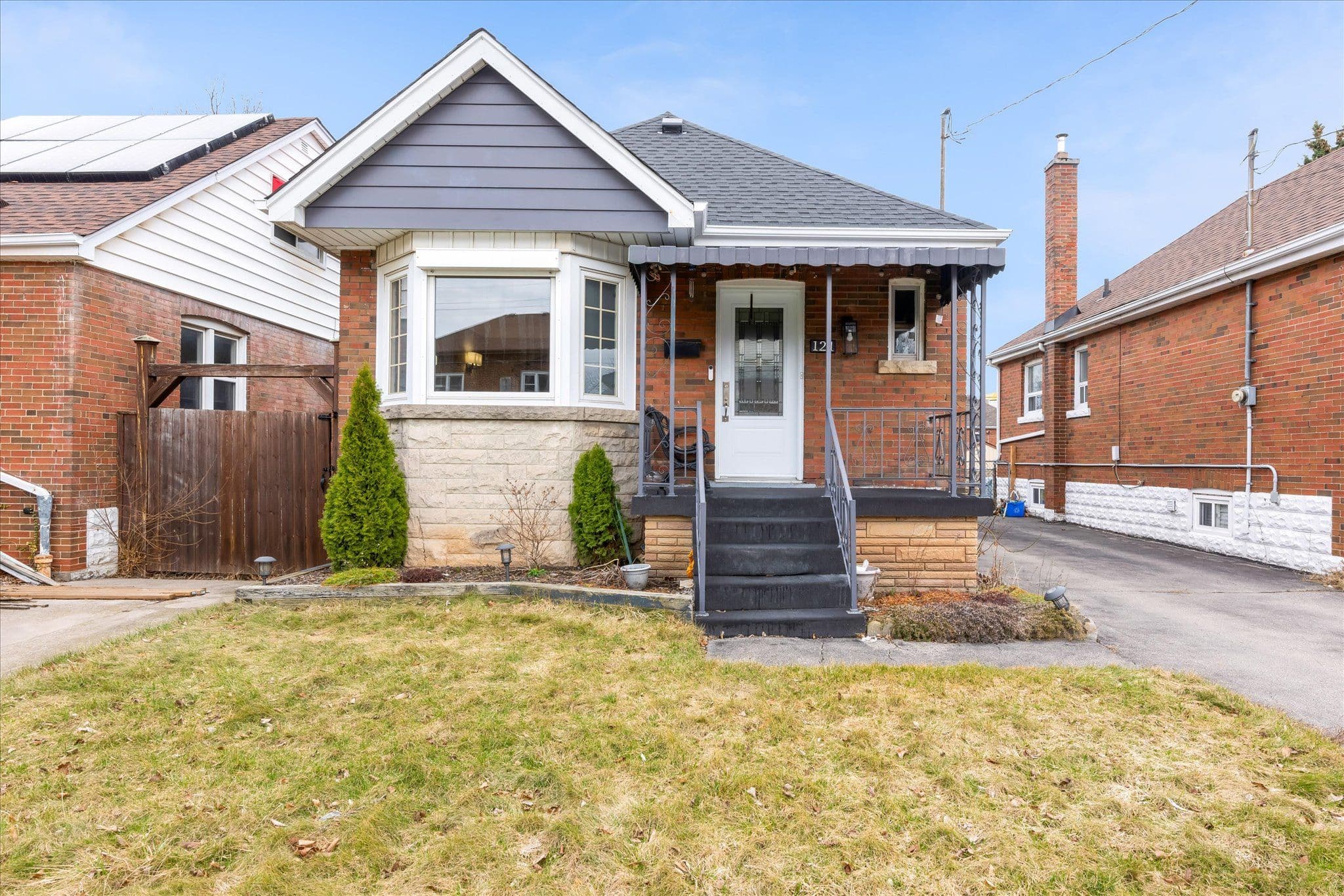 121 Cameron Avenue S, Hamilton, ON L8K 2X6