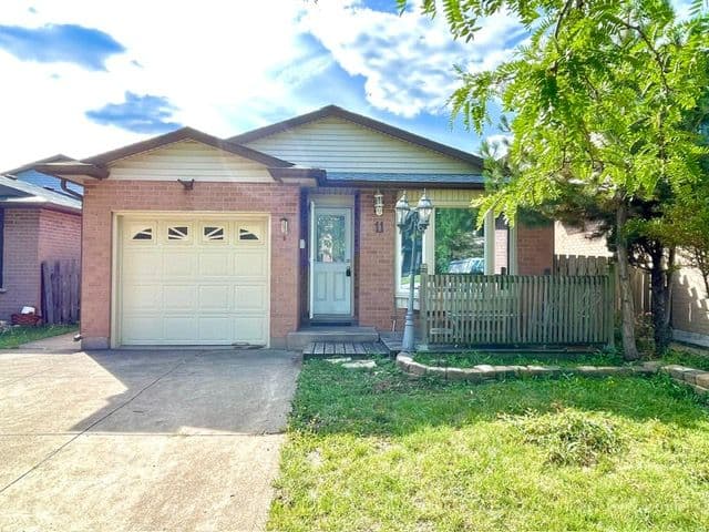 11 Drakes Drive, Hamilton, ON L8E 4G4