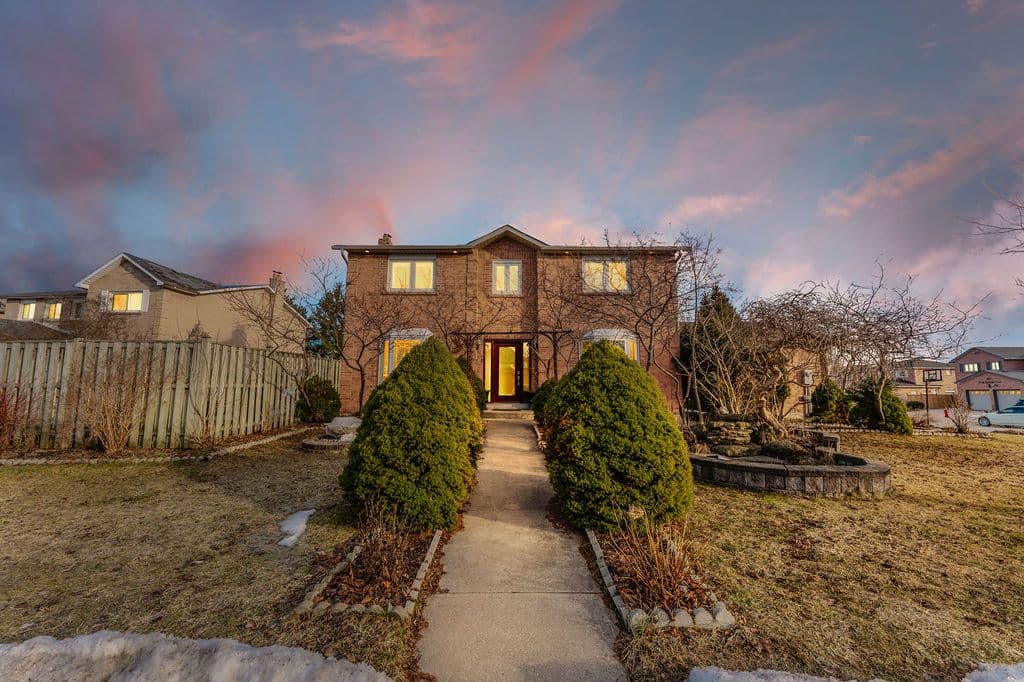 25 Sir Lancelot Court, Caledon, ON L7E 1N3