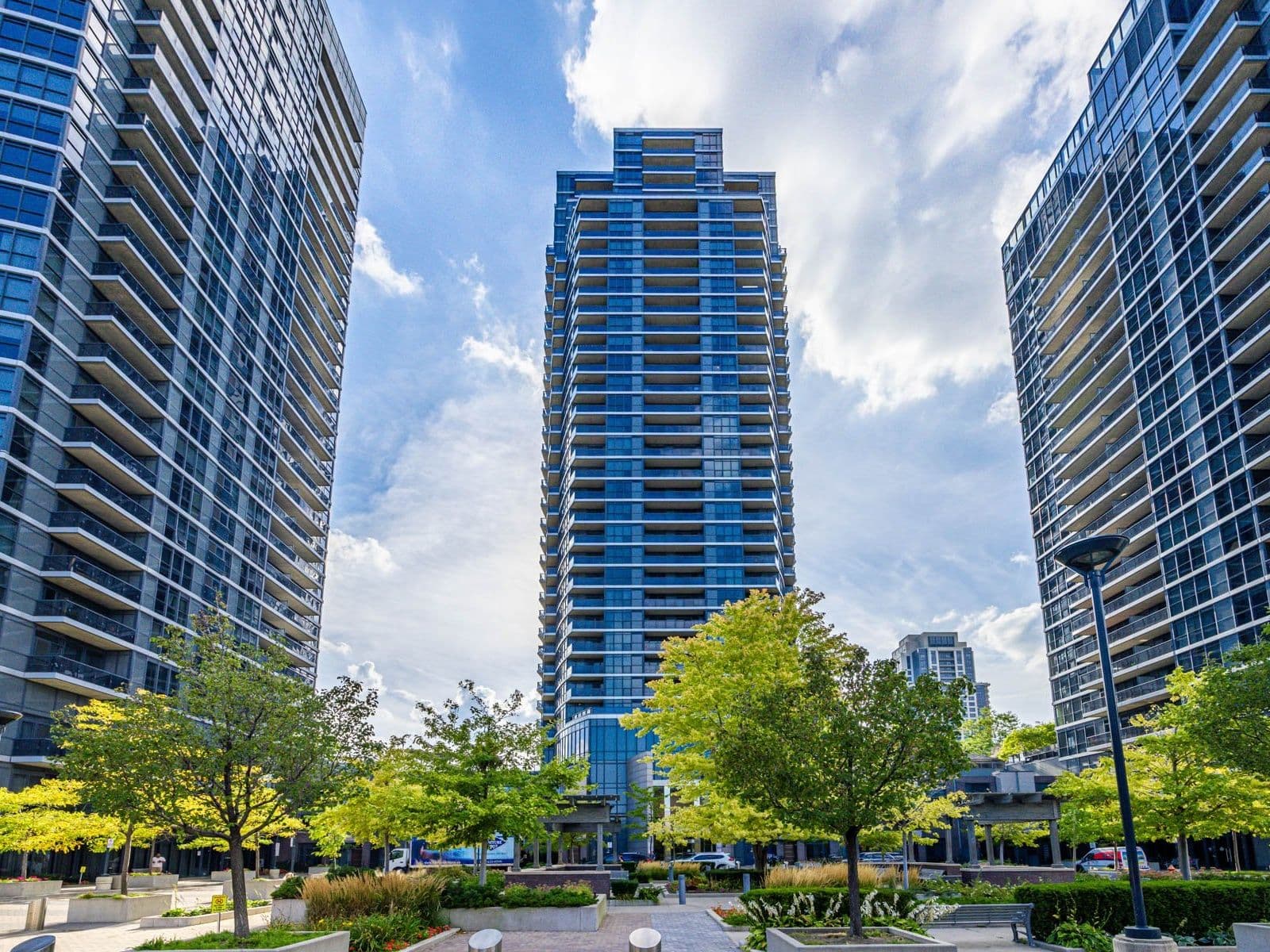 5 Valhalla Inn Road 2111, Toronto W08, ON M9B 0B1