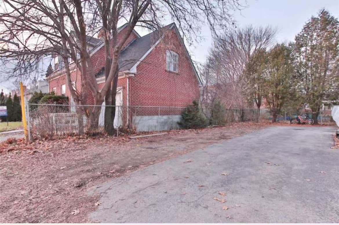 360B Lawrence Avenue W, Toronto C04, ON M5M 1B7