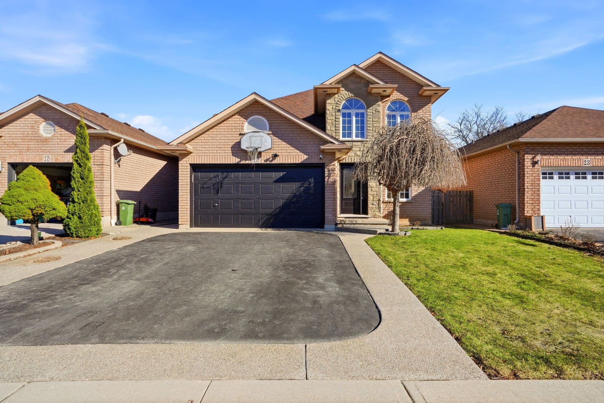 19 KONSTANTINE Court, Hamilton, ON L9B 2T3