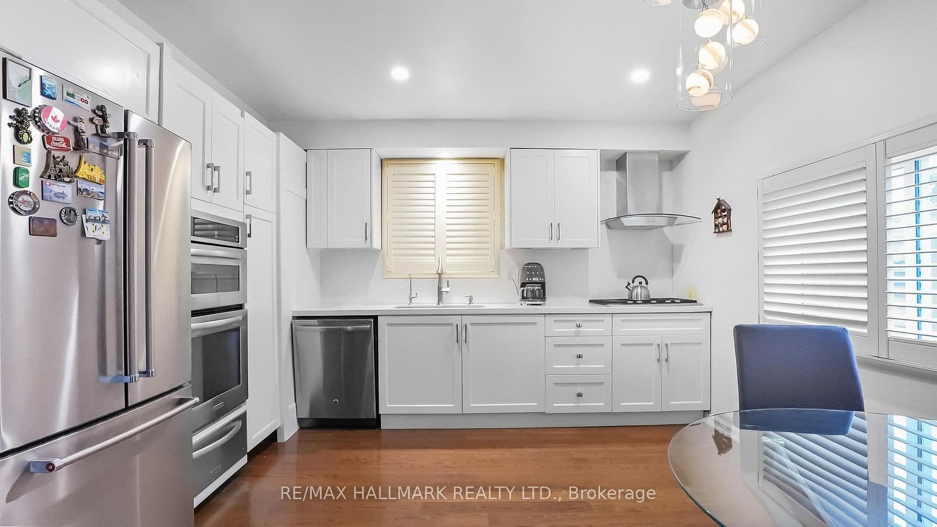 22 Avondale Crescent, Aurora, ON L4G 3P6