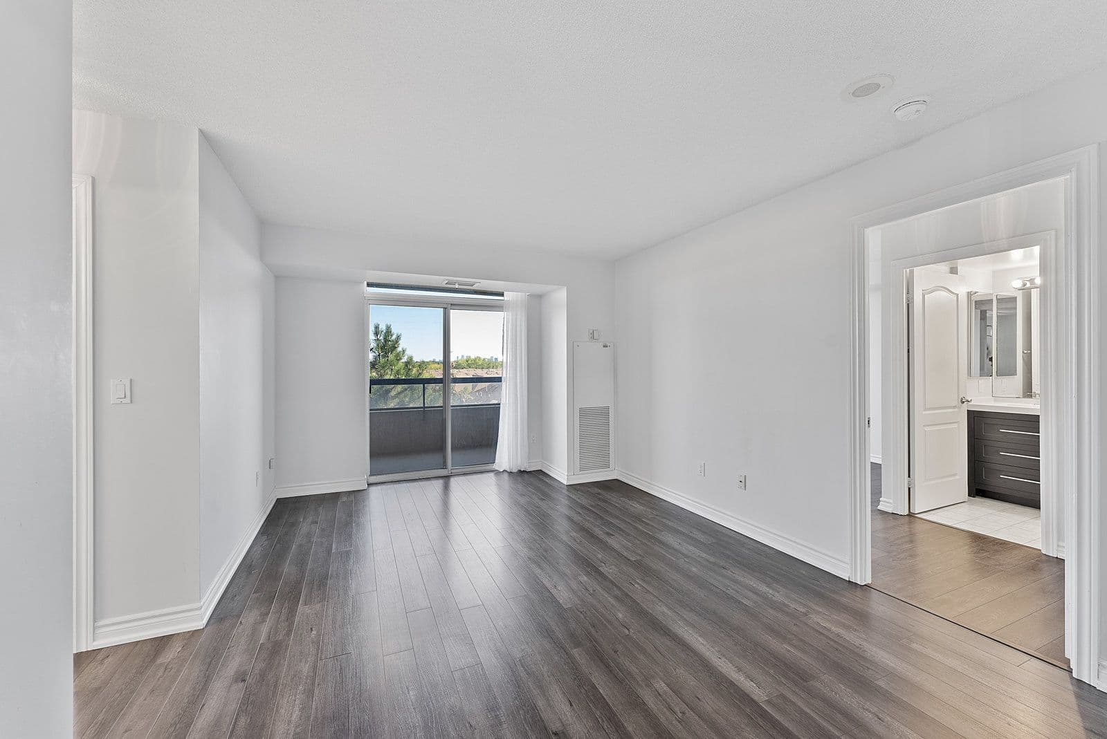 18 Sommerset Way 818, Toronto C14, ON M2N 6X5