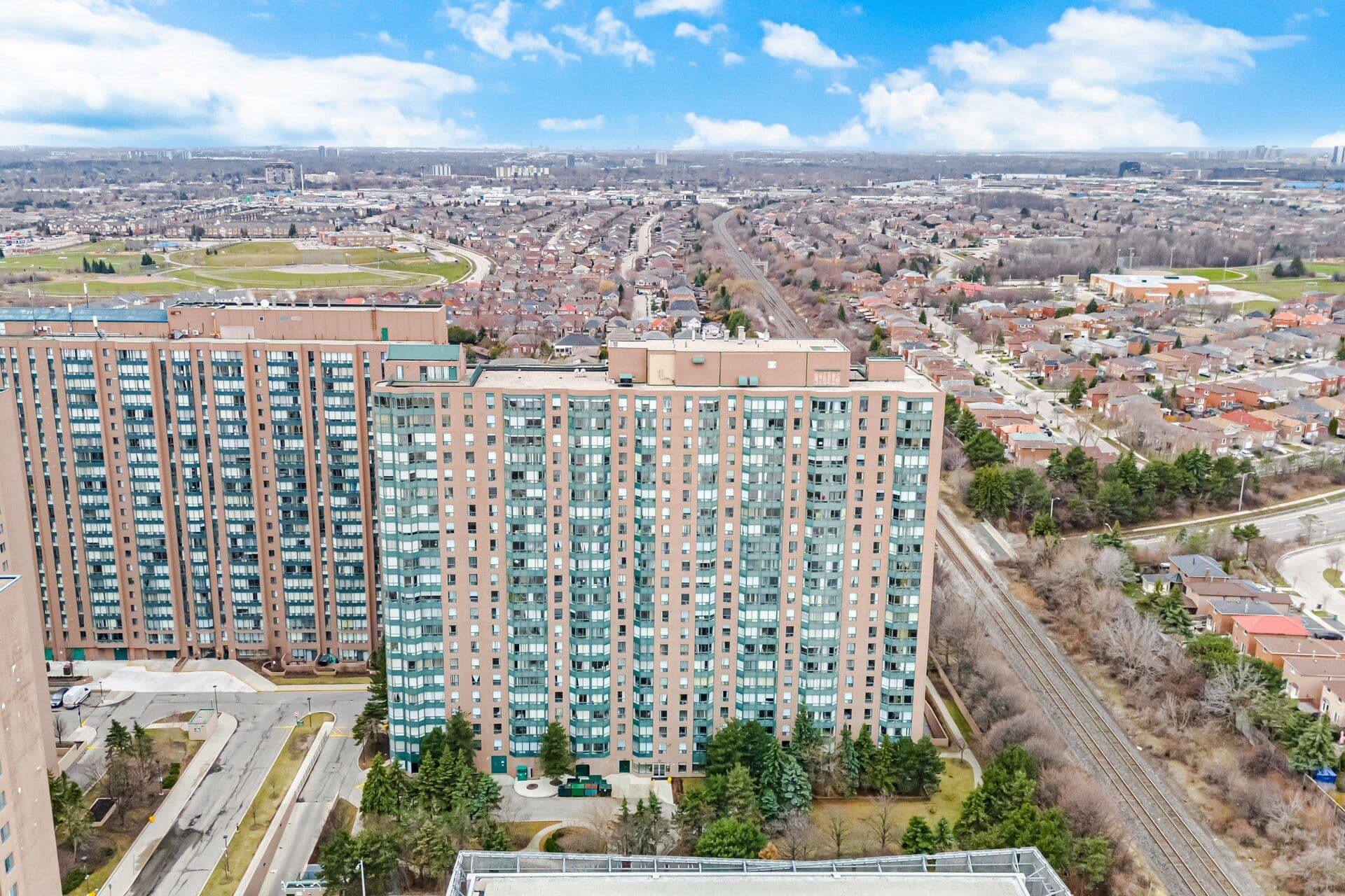 135 Hillcrest Avenue 203, Mississauga, ON L5B 4B1