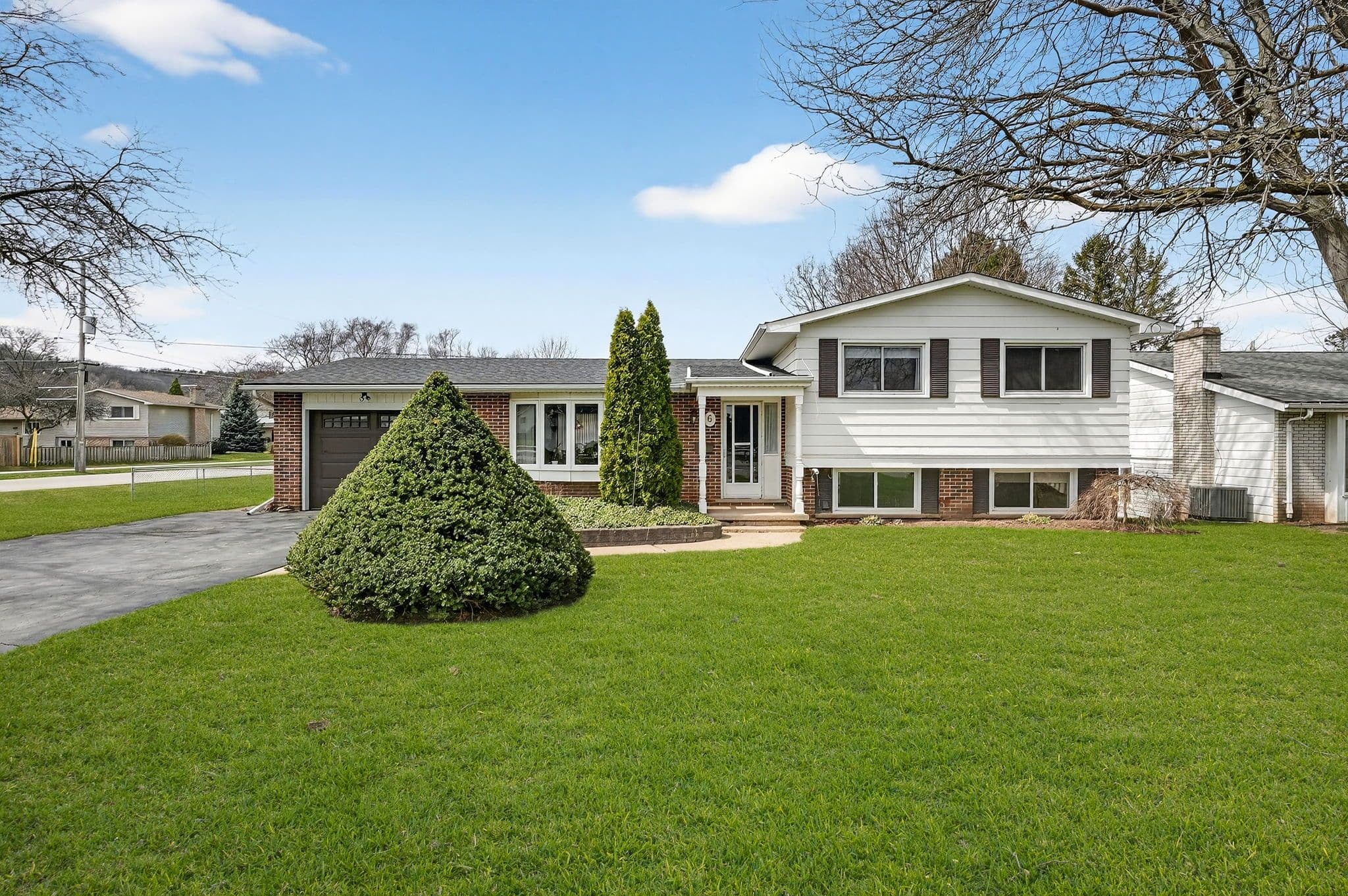 6 Nelles Road S, Grimsby, ON L3M 2Z2