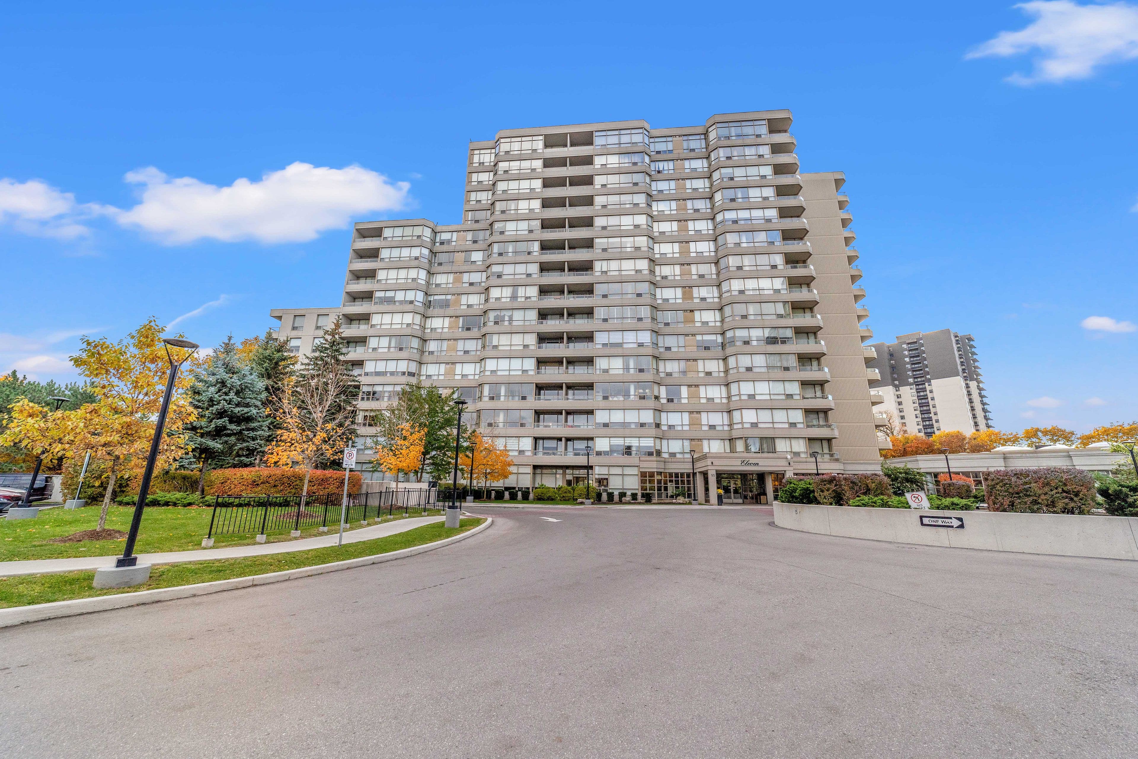 11 Townsgate Drive 312, Vaughan, ON L4J 8G4