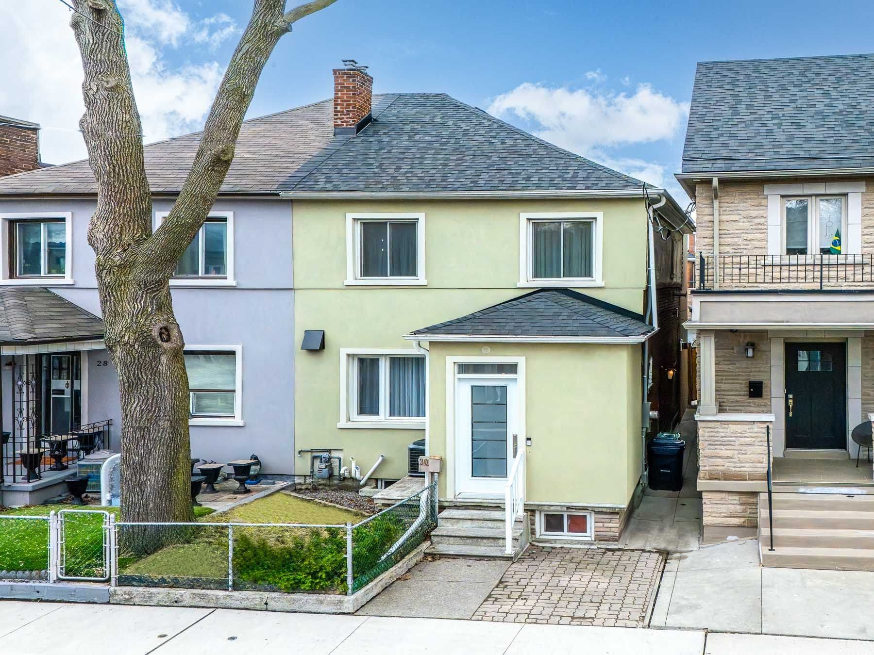 30 Carling Avenue, Toronto W02, ON M6G 3S1