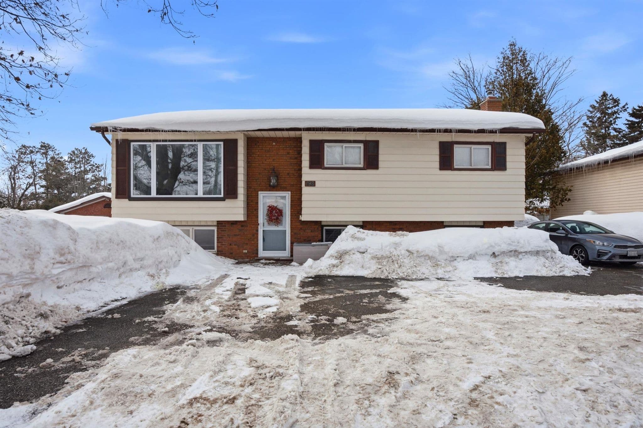 198 Ferndale Drive N, Barrie, ON L4N 9W2