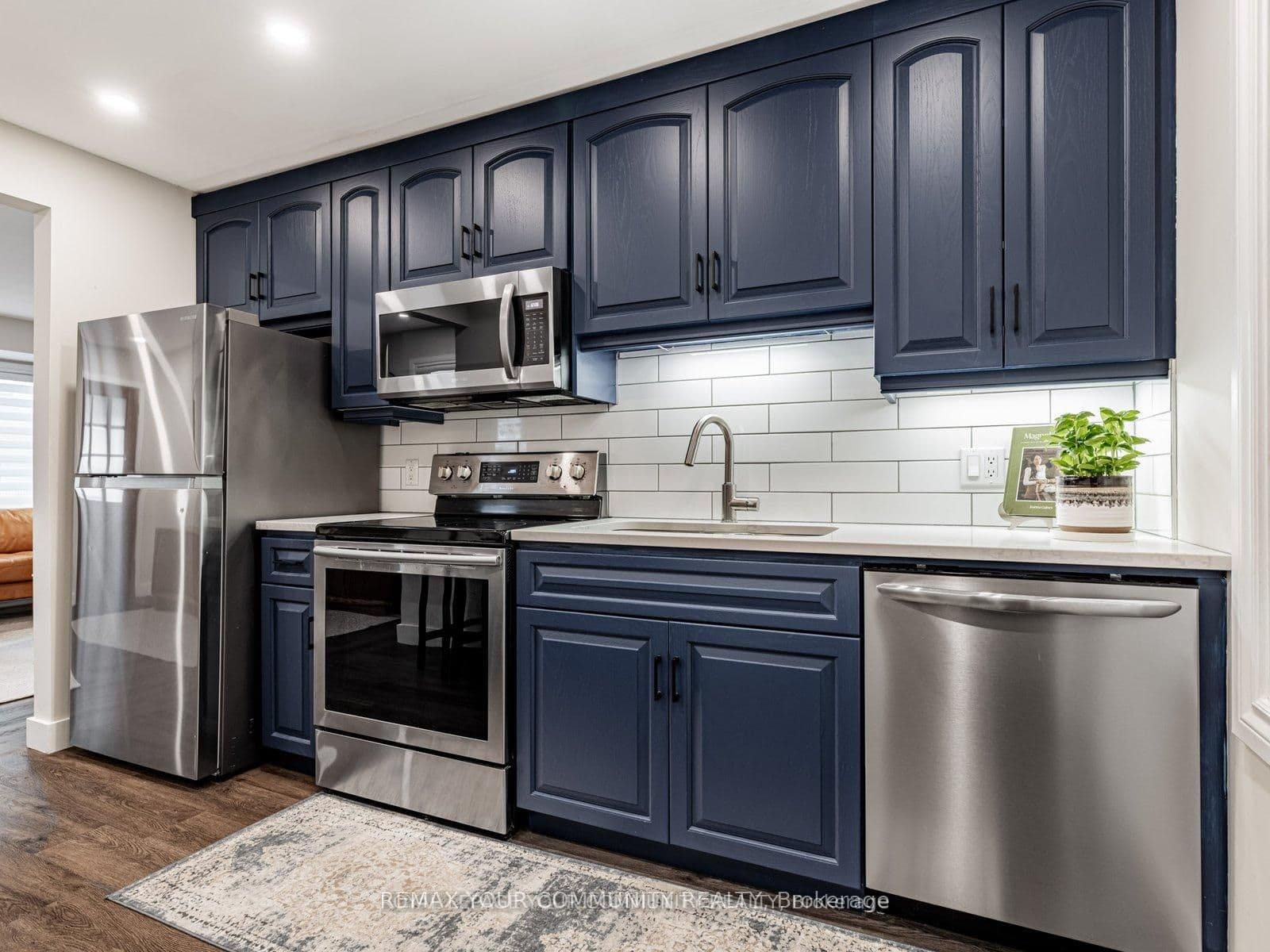 6 Newton Street, Barrie, ON L4M 3N3