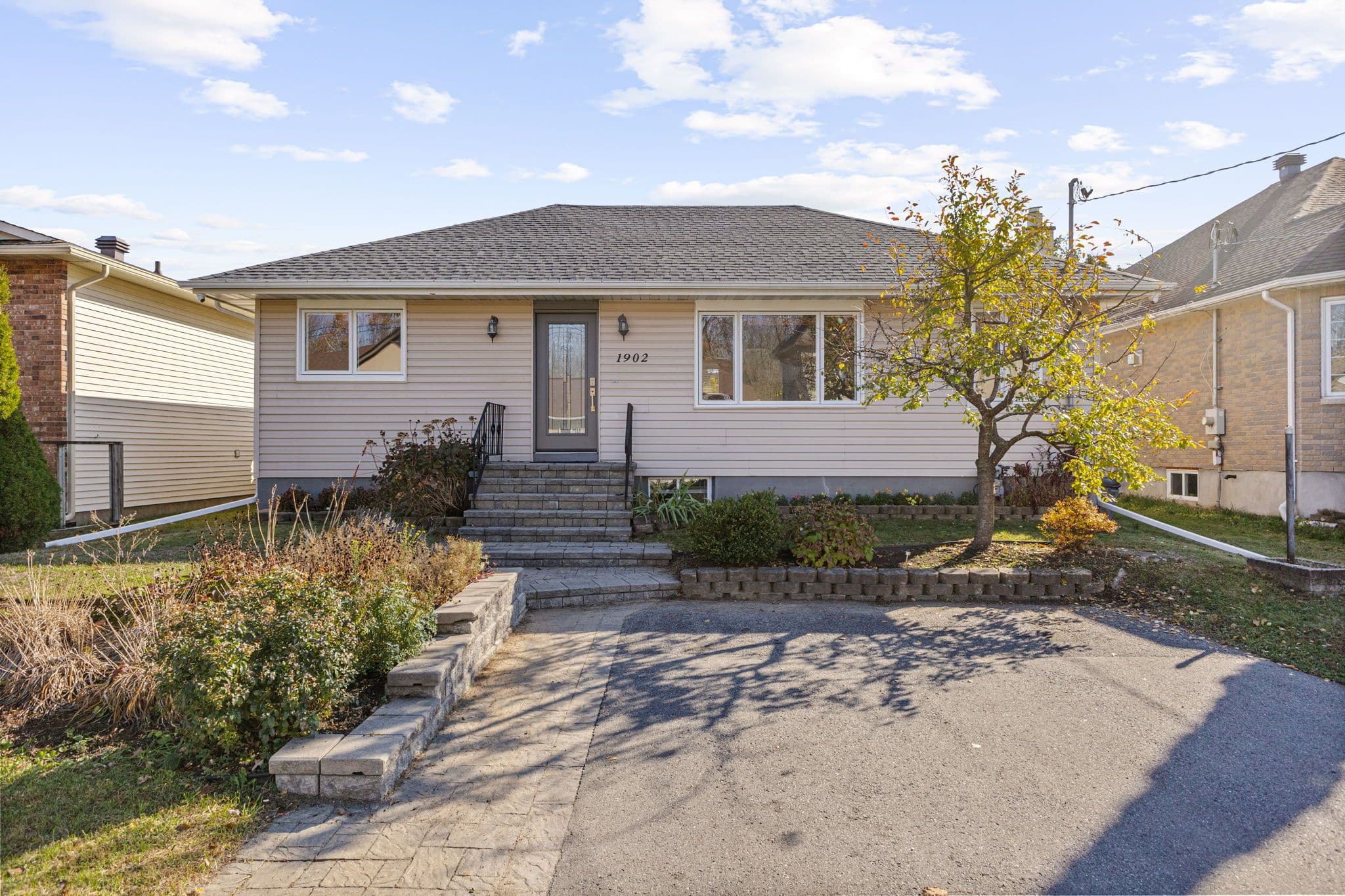 1902 Rosebella Avenue, Blossom Park - Airport and Area, ON K1T 1G7
