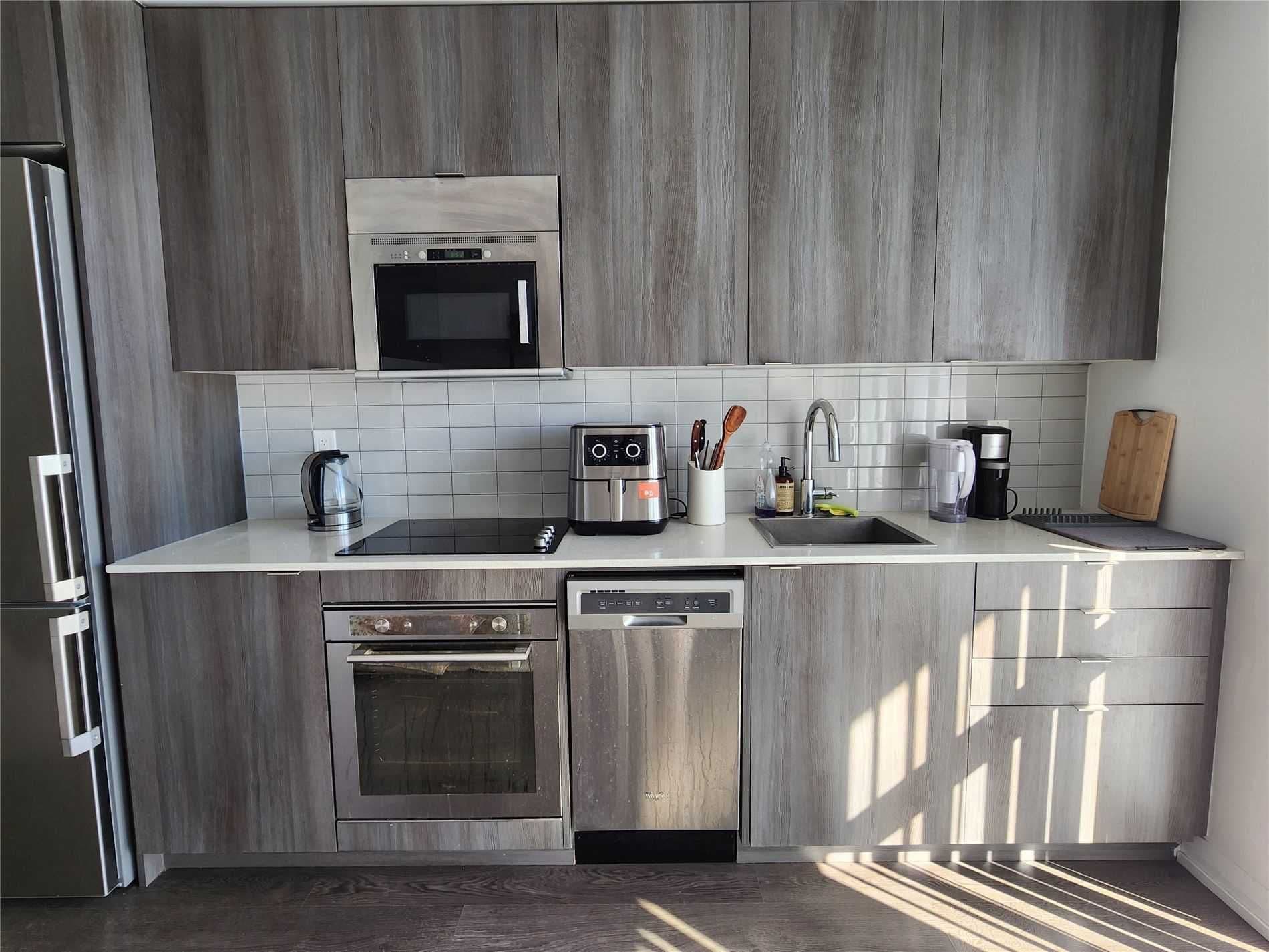 101 Erskine Avenue 1406, Toronto C10, ON M4P 1Y5