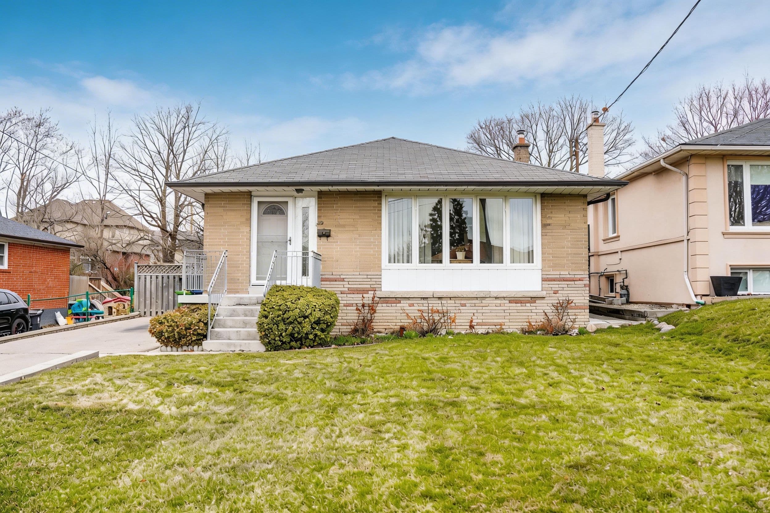 32 Deevale Road, Toronto W05, ON M3M 1Z3