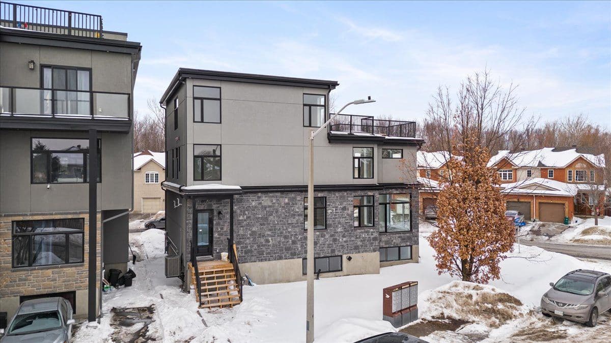 20 Inverkip Avenue B, Hunt Club - South Keys and Area, ON K1T 4B7