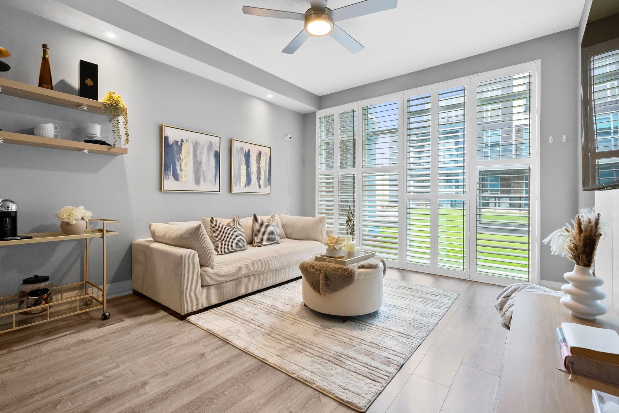 10 CONCORD Place W 110, Grimsby, ON L3M 0G6