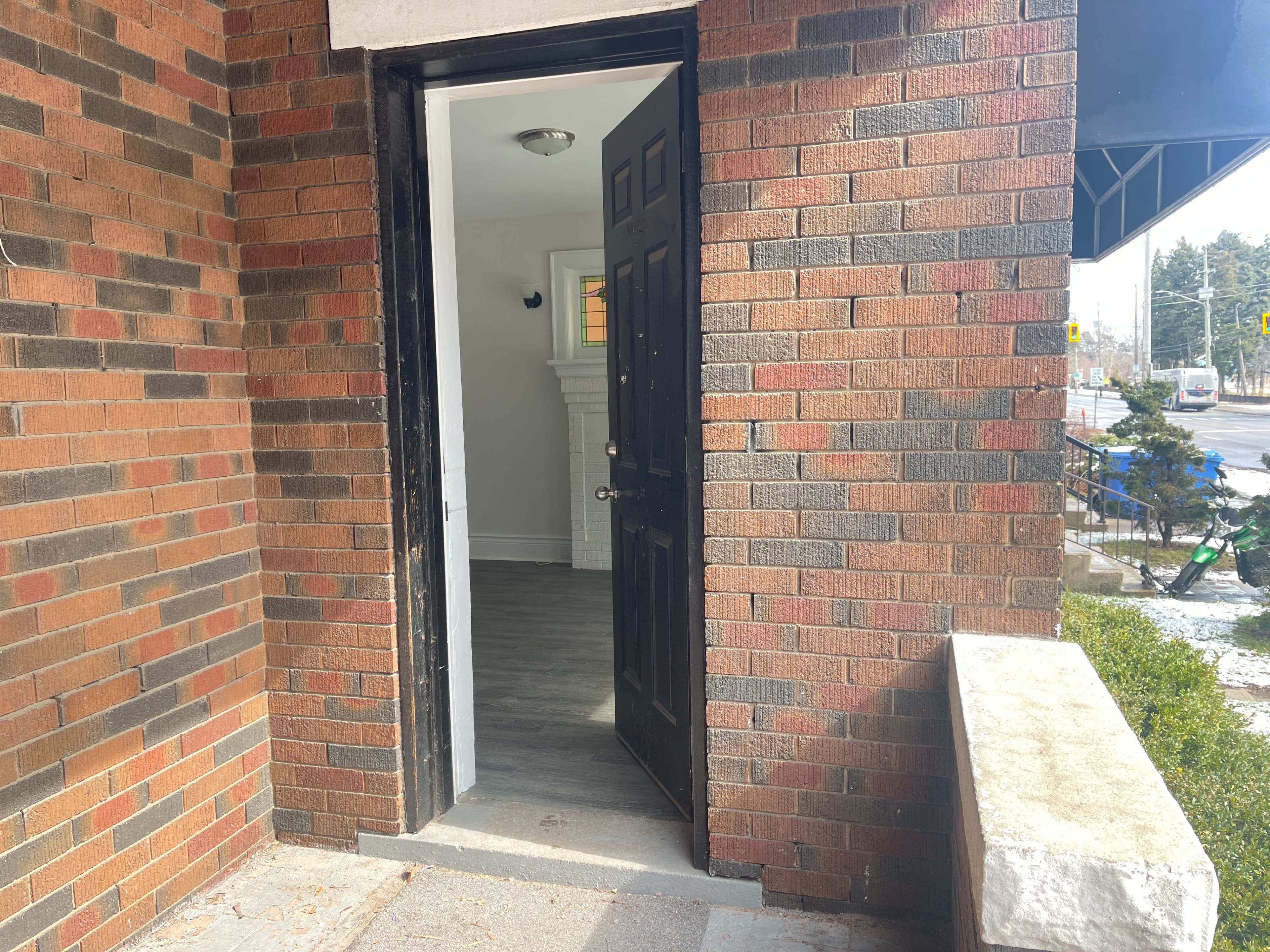 987 Main Street E 1, Hamilton, ON L8M 1N3