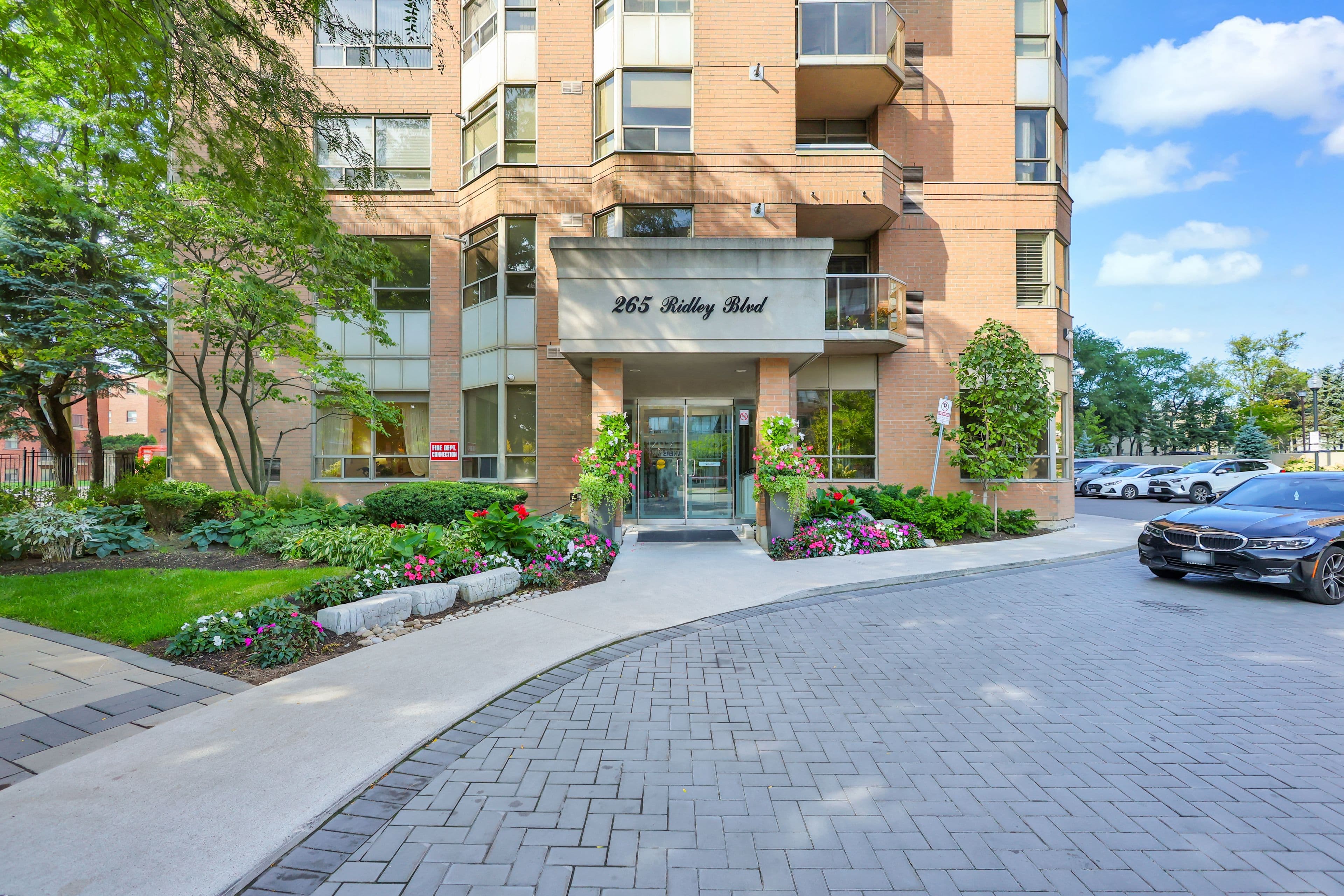 265 Ridley Boulevard 610, Toronto C04, ON M5M 4N8