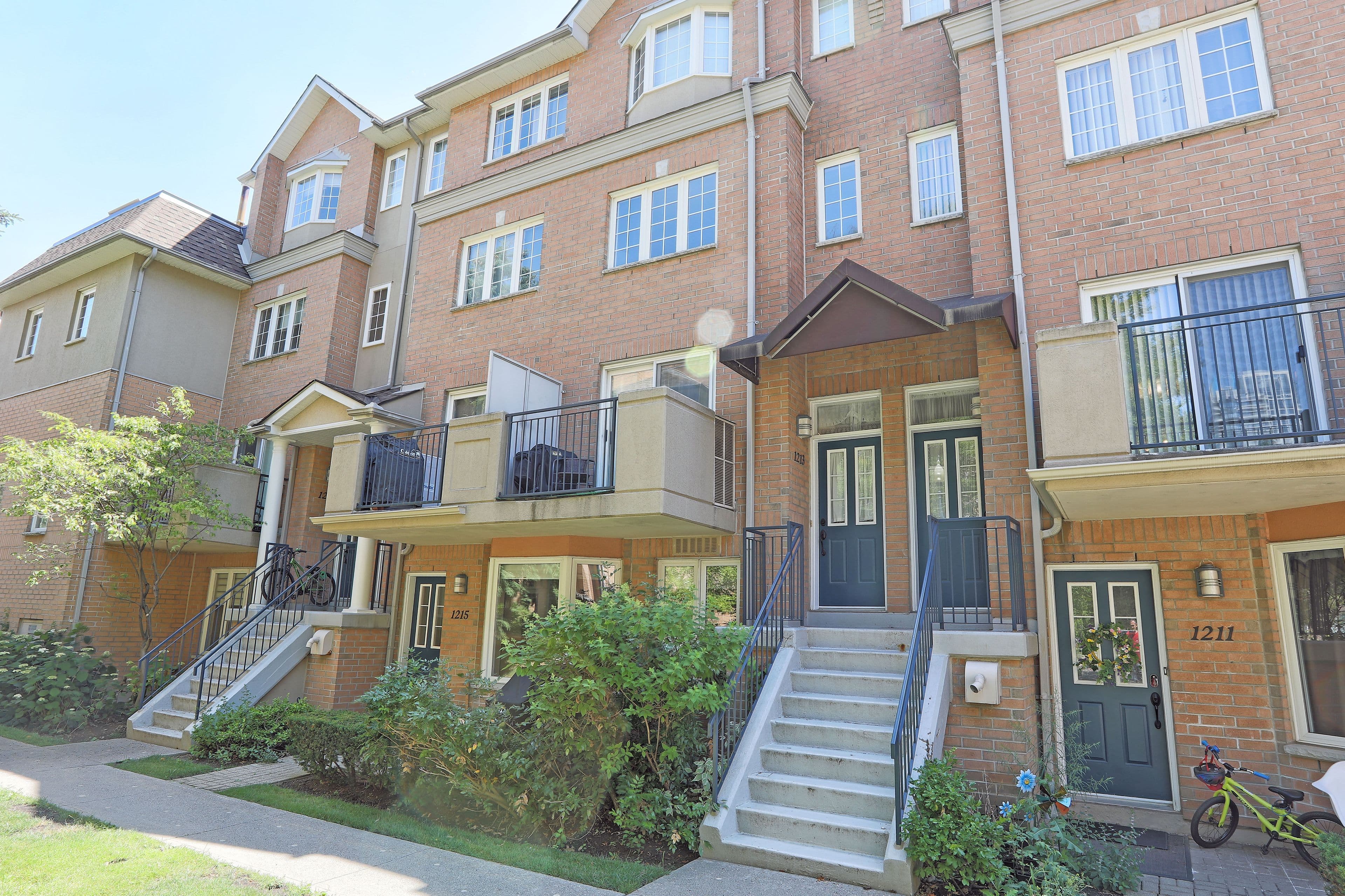 28 Sommerset Way 1213, Toronto C14, ON M2N 6W7