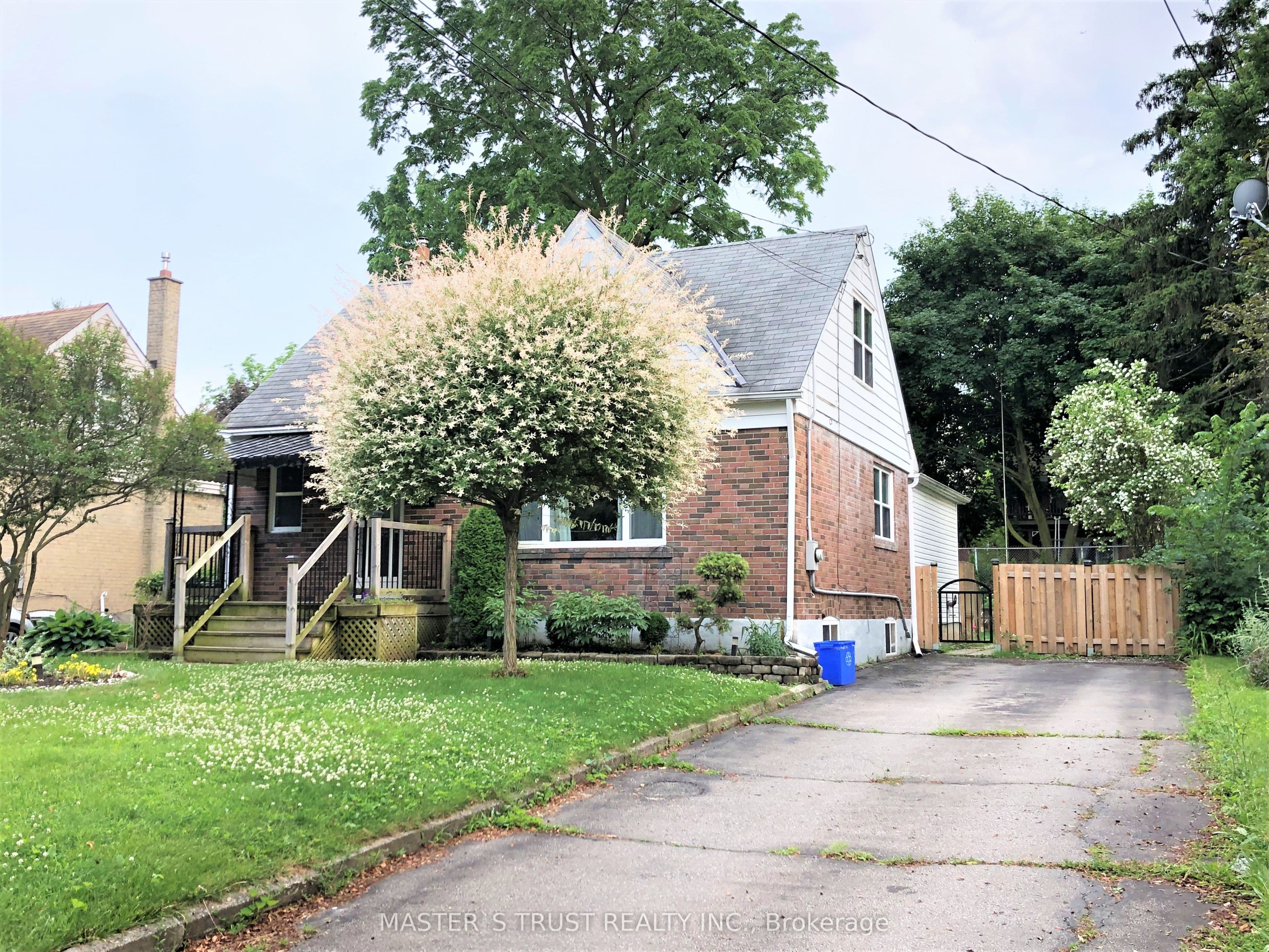 262 Queen Mary Drive, Oakville, ON L6K 3L2