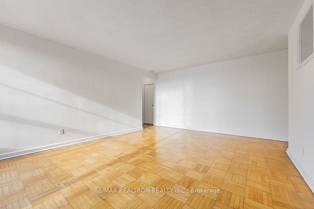 165 Cosburn Avenue 401, Toronto E03, ON M4J 2L3