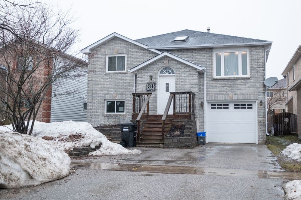 31 Finlay Road, Barrie, ON L4N 7T8
