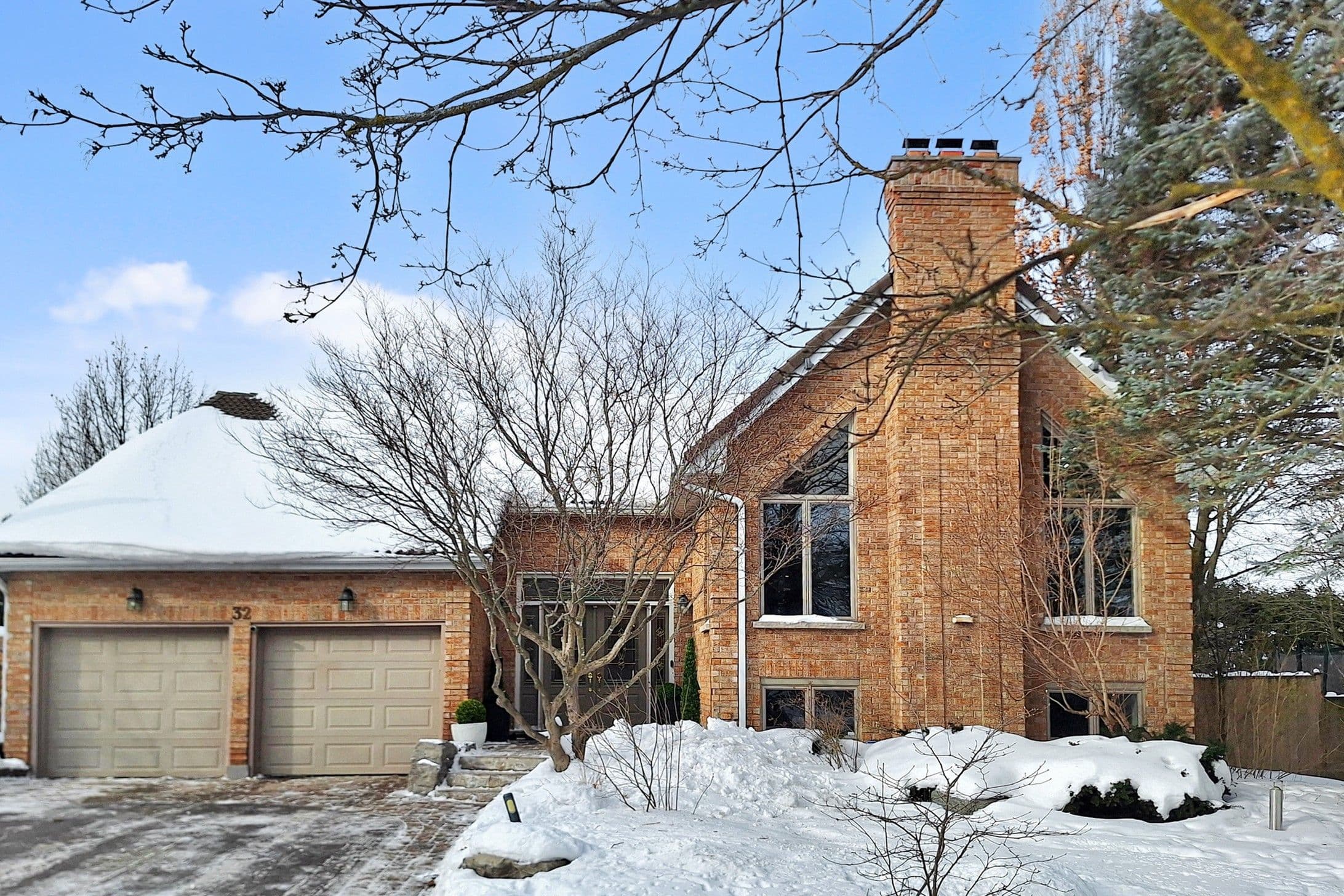 32 Whitfield Court, Aurora, ON L4G 5L7