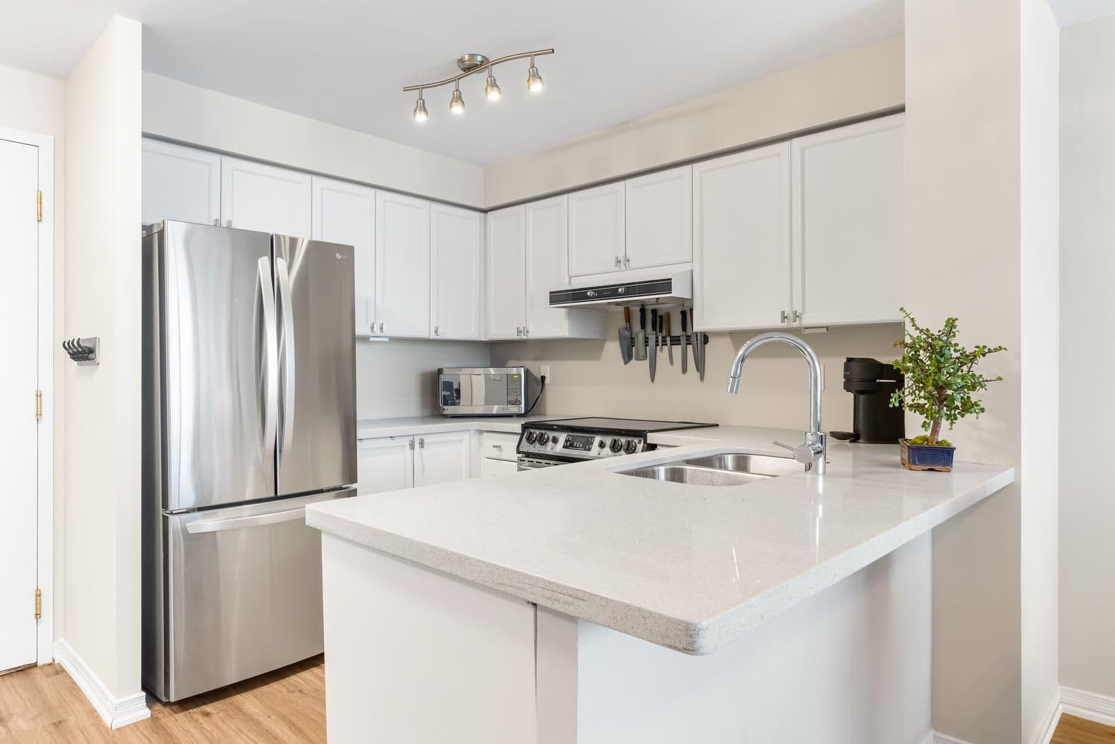 2565 Erin Centre Boulevard PH7, Mississauga, ON L5M 6Z8