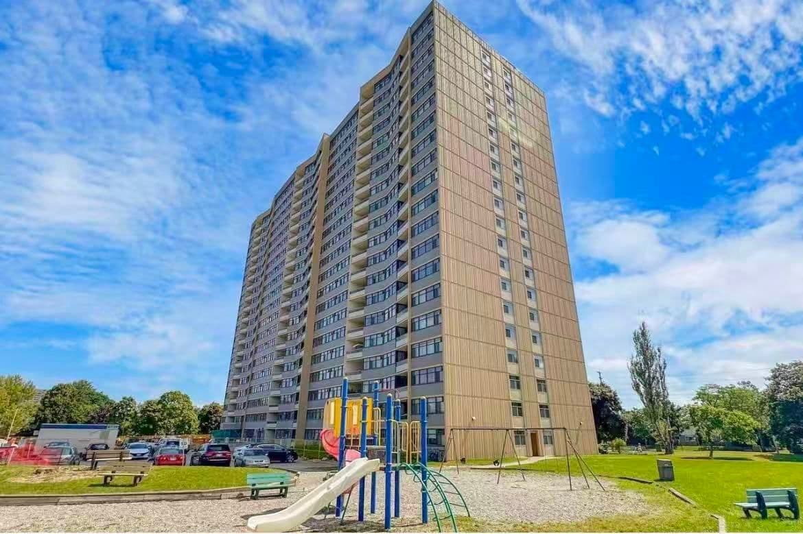 2050 Bridletowne Circle 303, Toronto E05, ON M1W 2V5