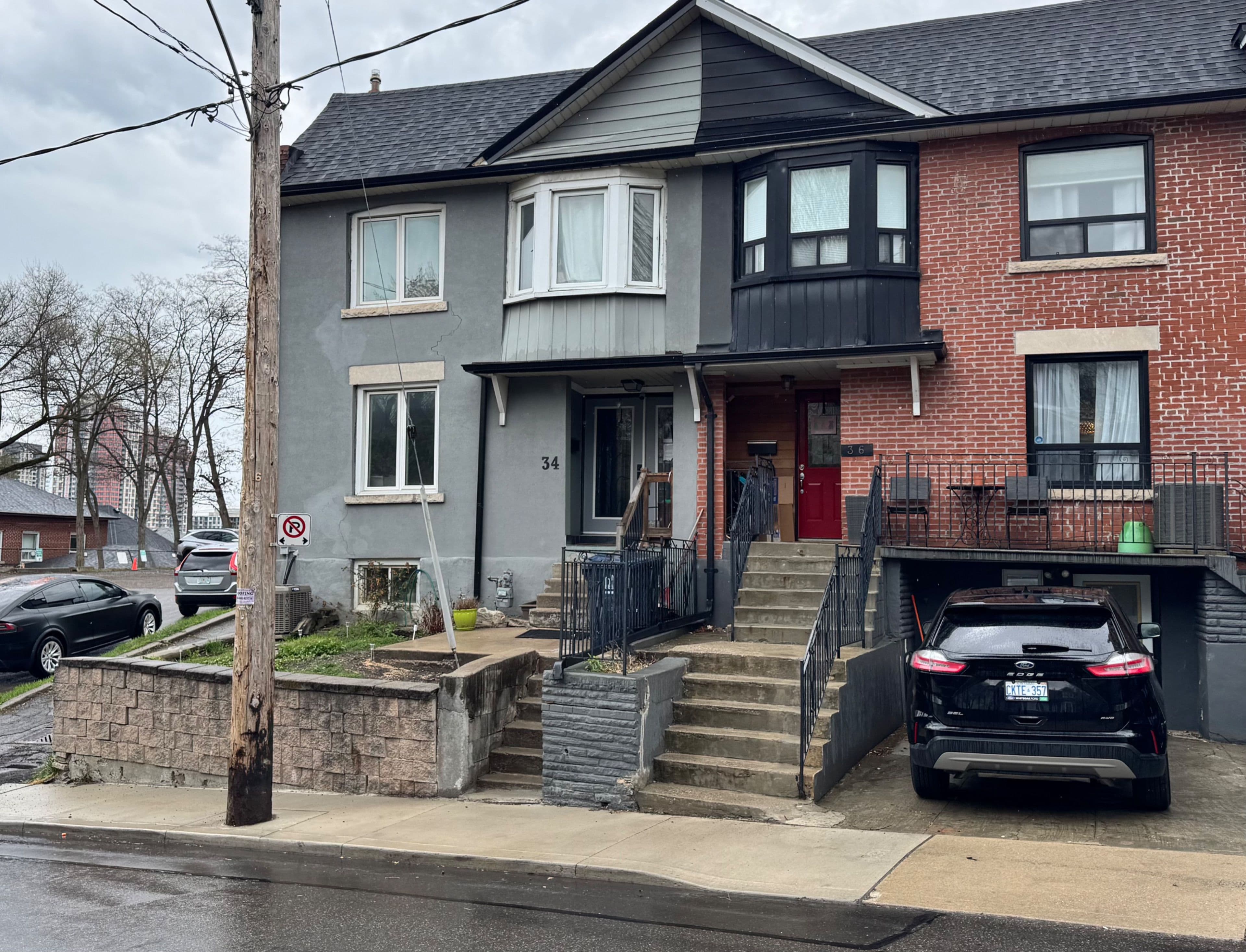 34 Mc Farland Avenue, Toronto W03, ON M6H 3N1