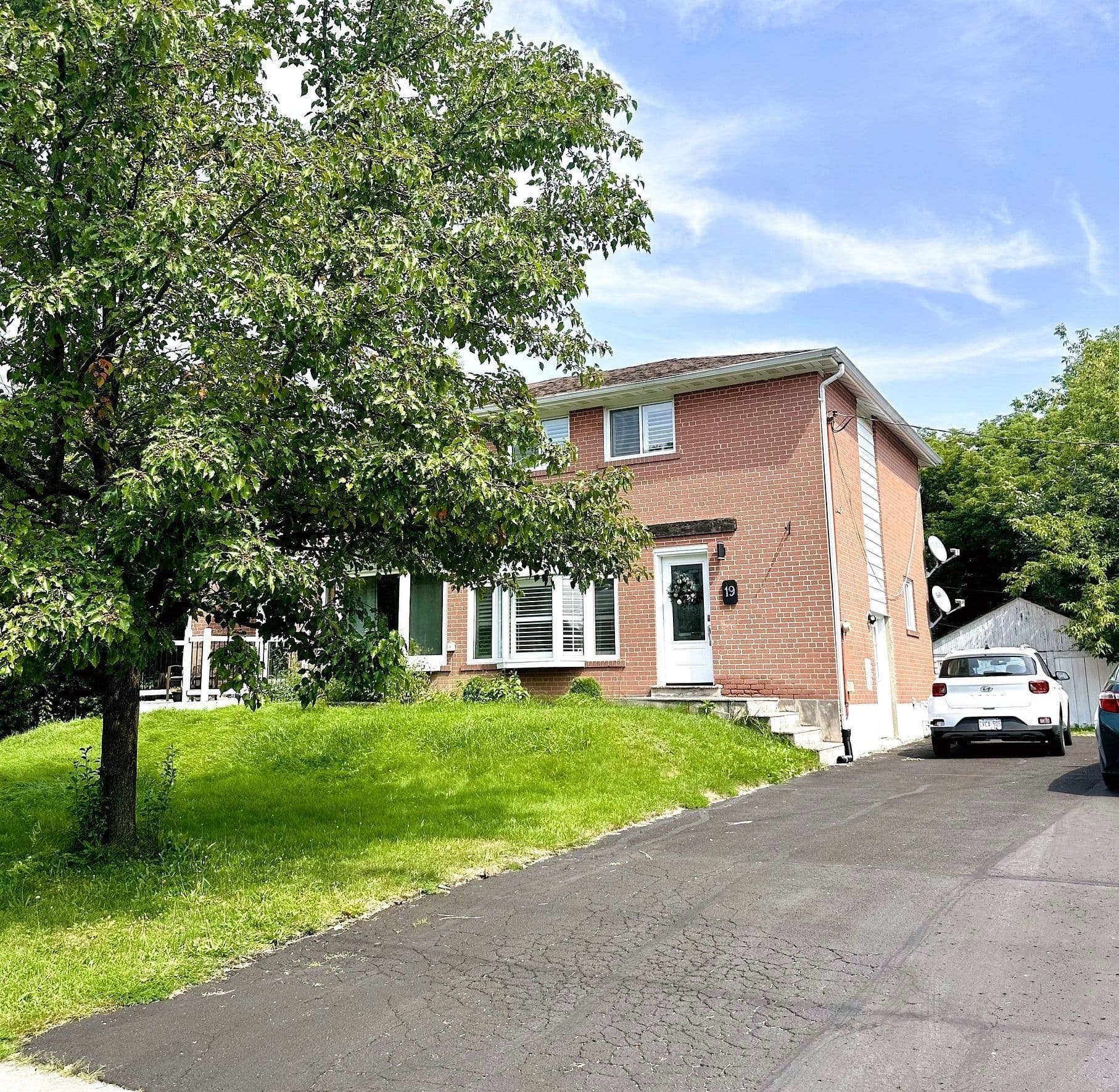 19 Richardson Drive, Aurora, ON L4G 1Z2