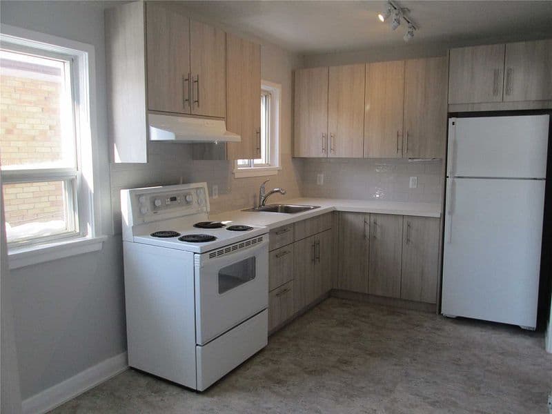 79 Barrhead Crescent Main, Toronto W10, ON M9W 3Z8