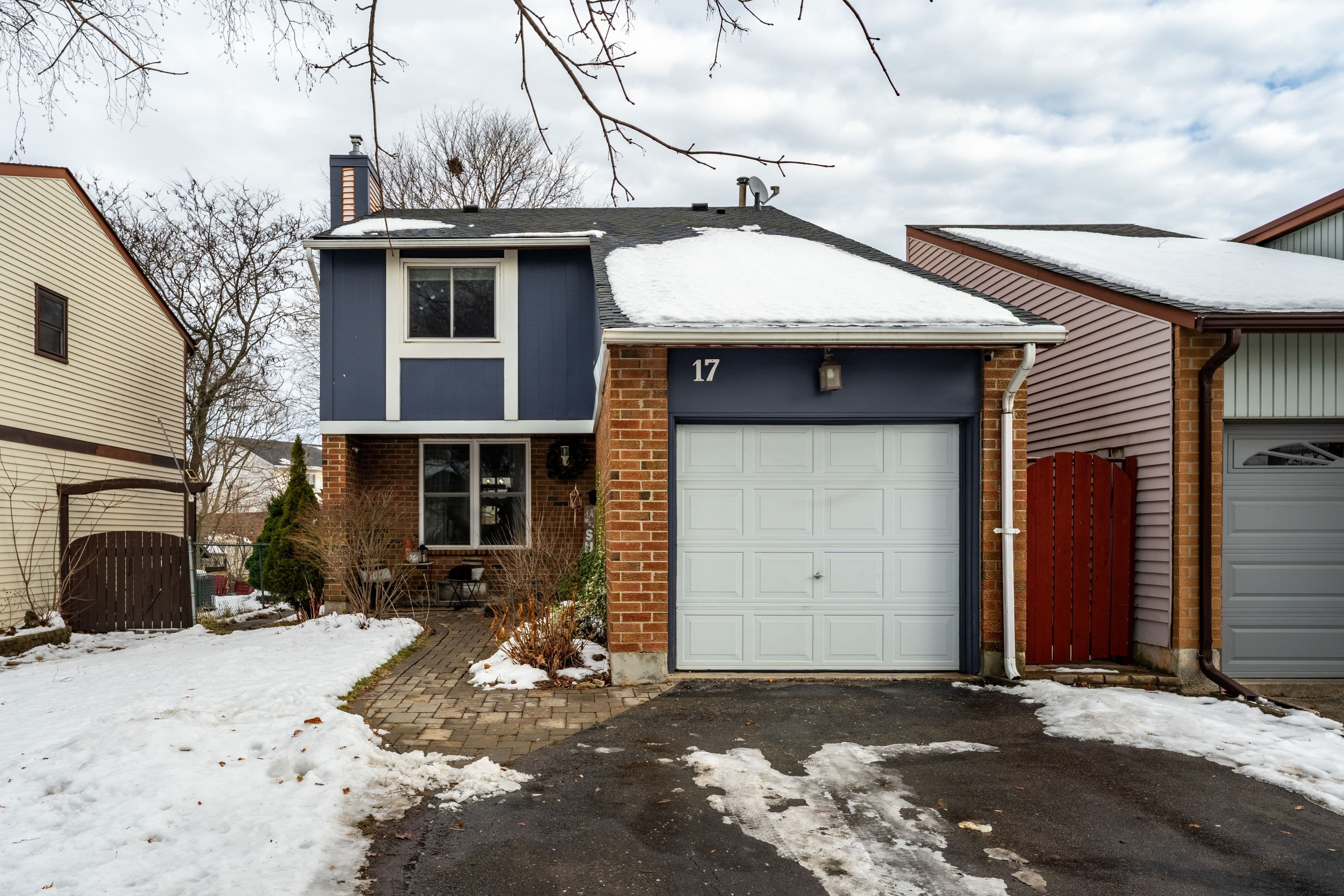 17 Glaceport Avenue, Hamilton, ON L9H 7E2