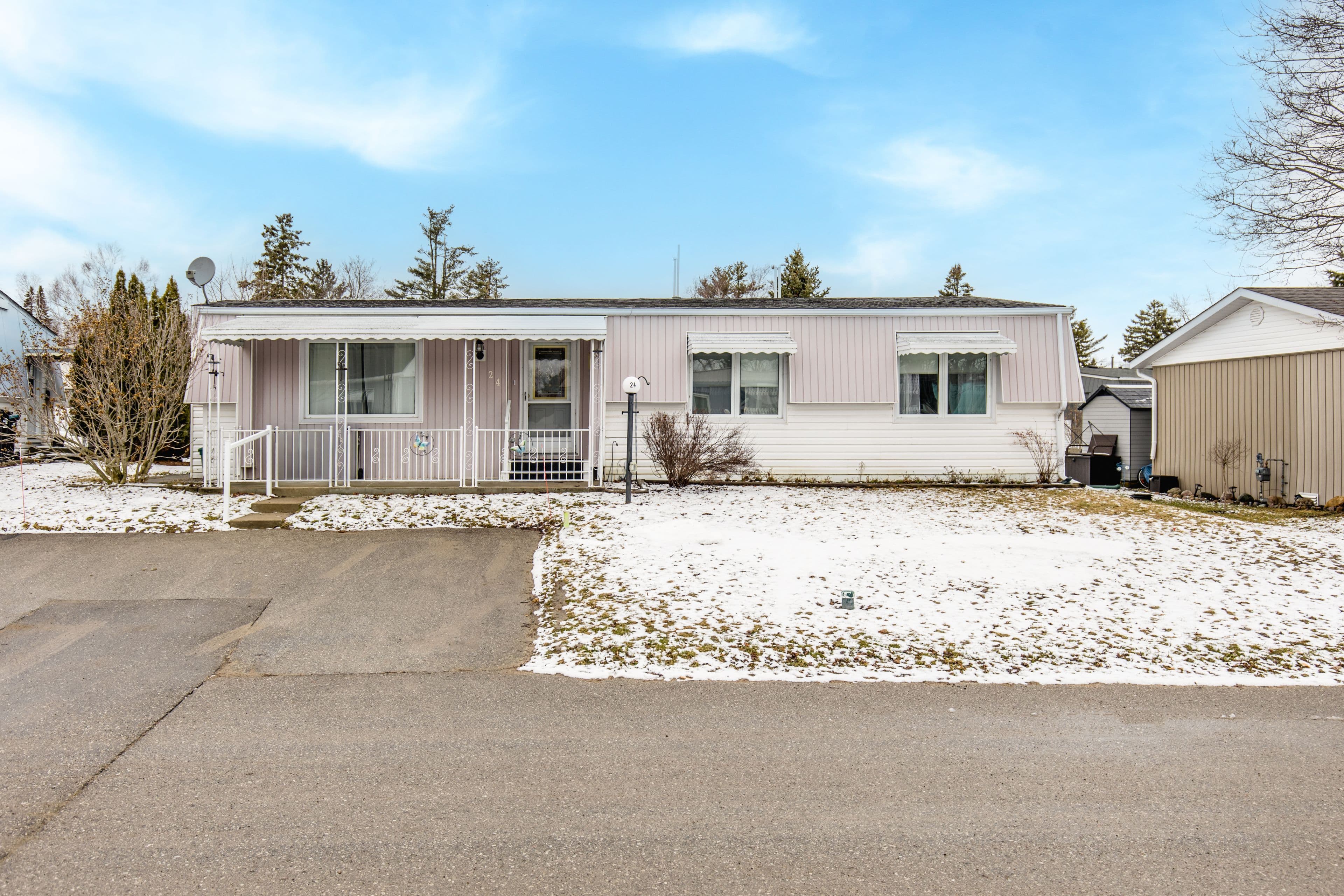 24 LINDEN Lane, Innisfil, ON L9S 1N8