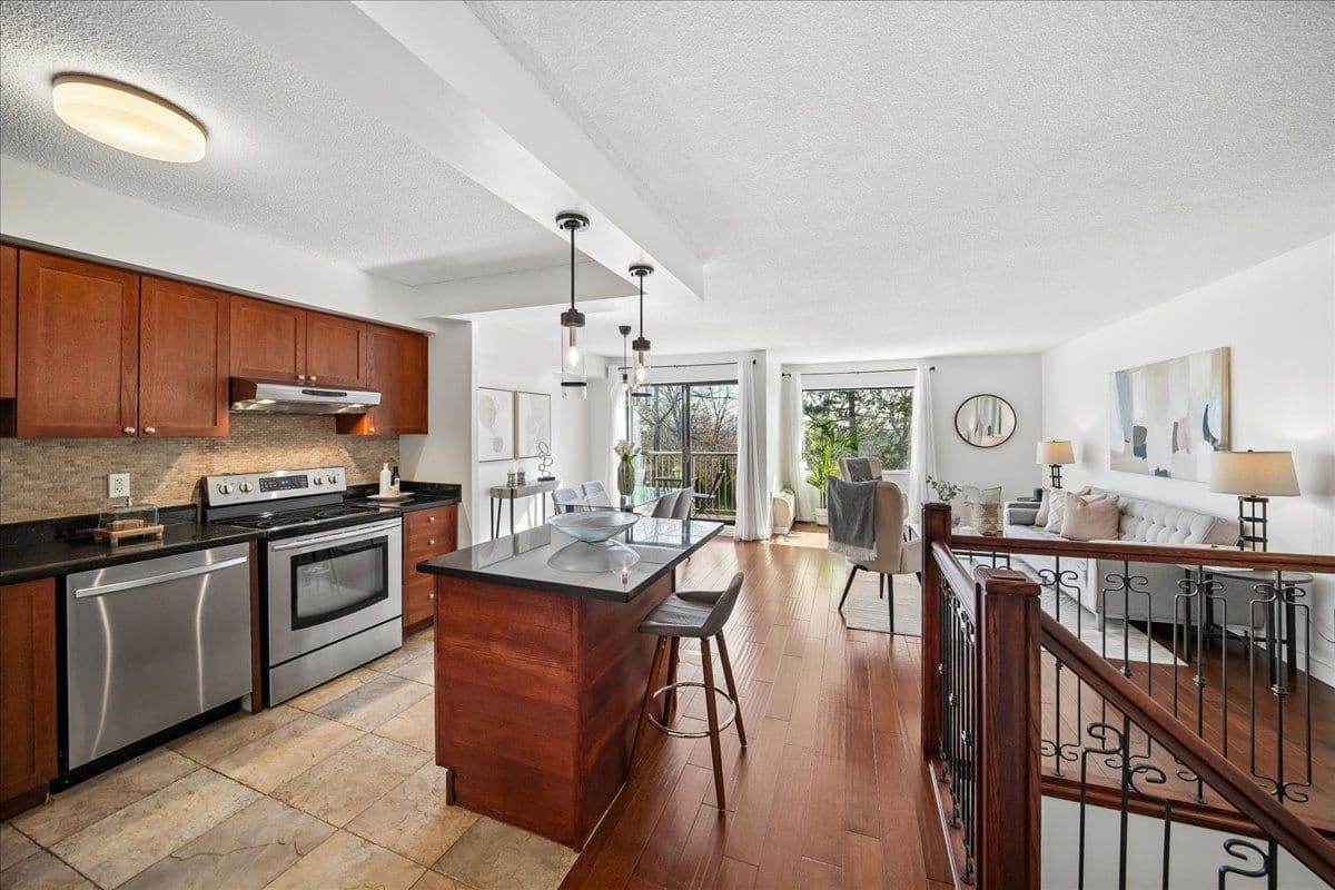 1000 Cedarglen Gate 217, Mississauga, ON L5C 3Z5