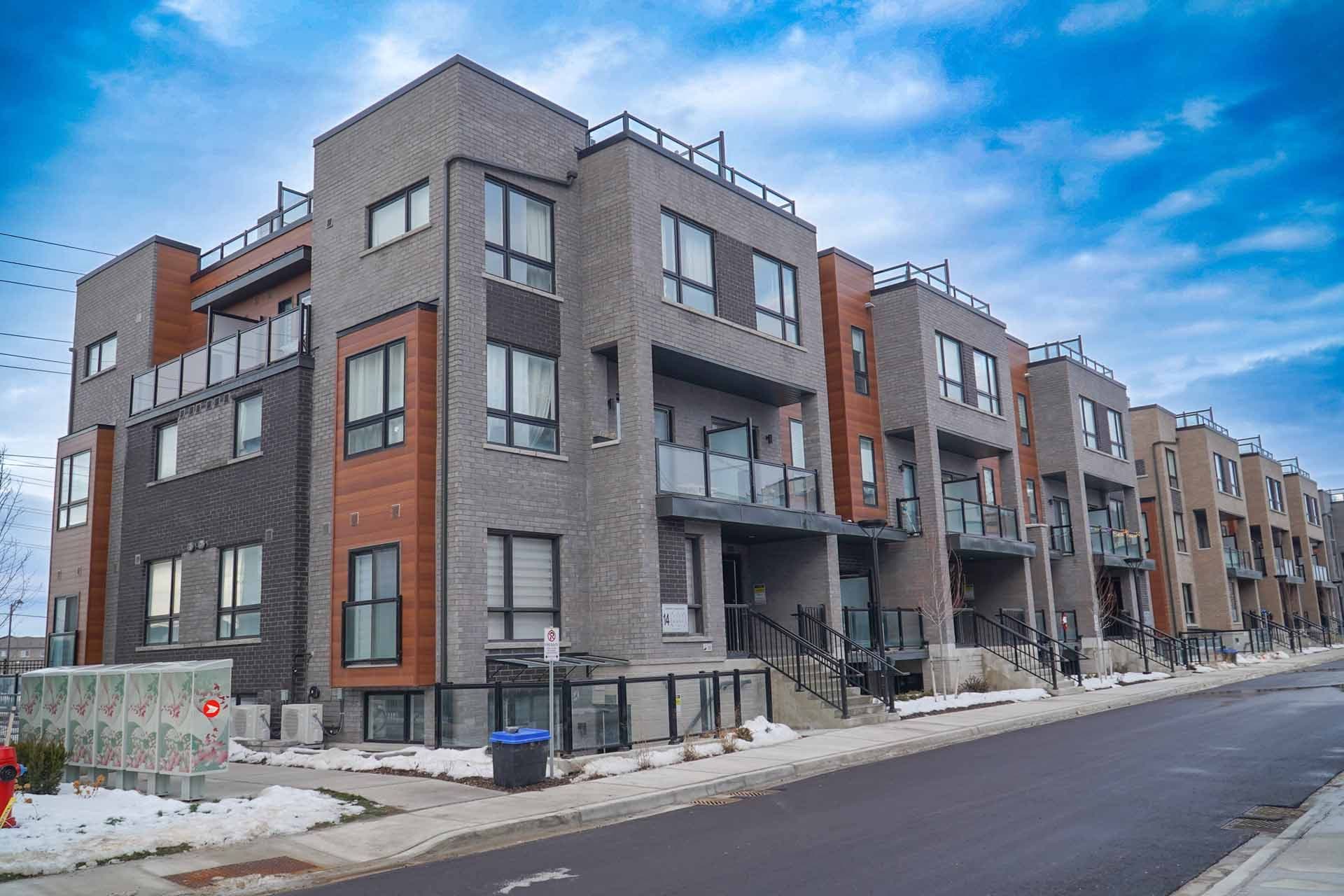 14 Lytham Green Circle 24, Newmarket, ON L3Y 0H3