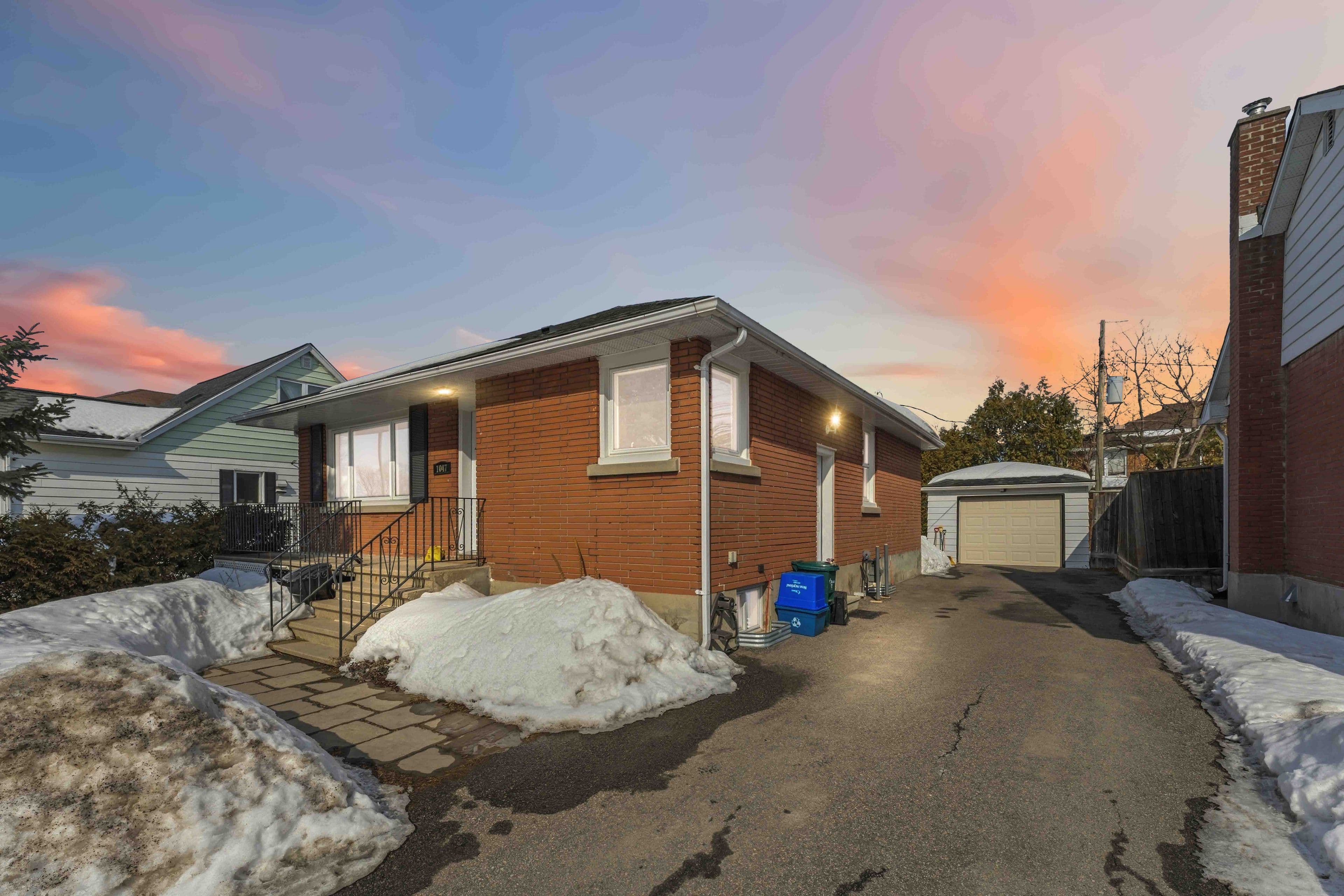 1047 Richard Avenue, Billings Bridge - Riverside Park and Area, ON K1H 8C3