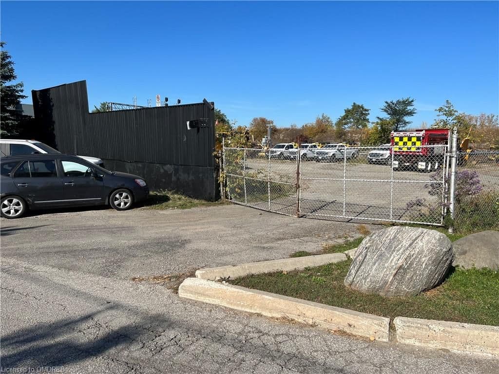 1 Whitlam Avenue, Toronto W06, ON M8V 2K2