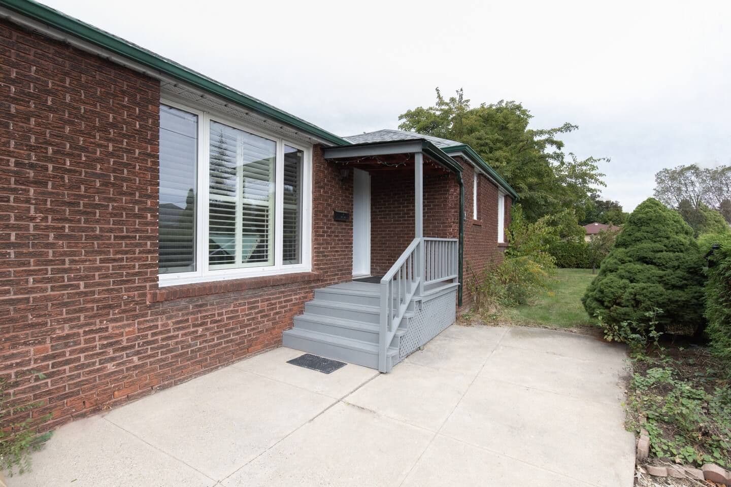 2 Collinson Boulevard, Toronto C06, ON M3H 3B8