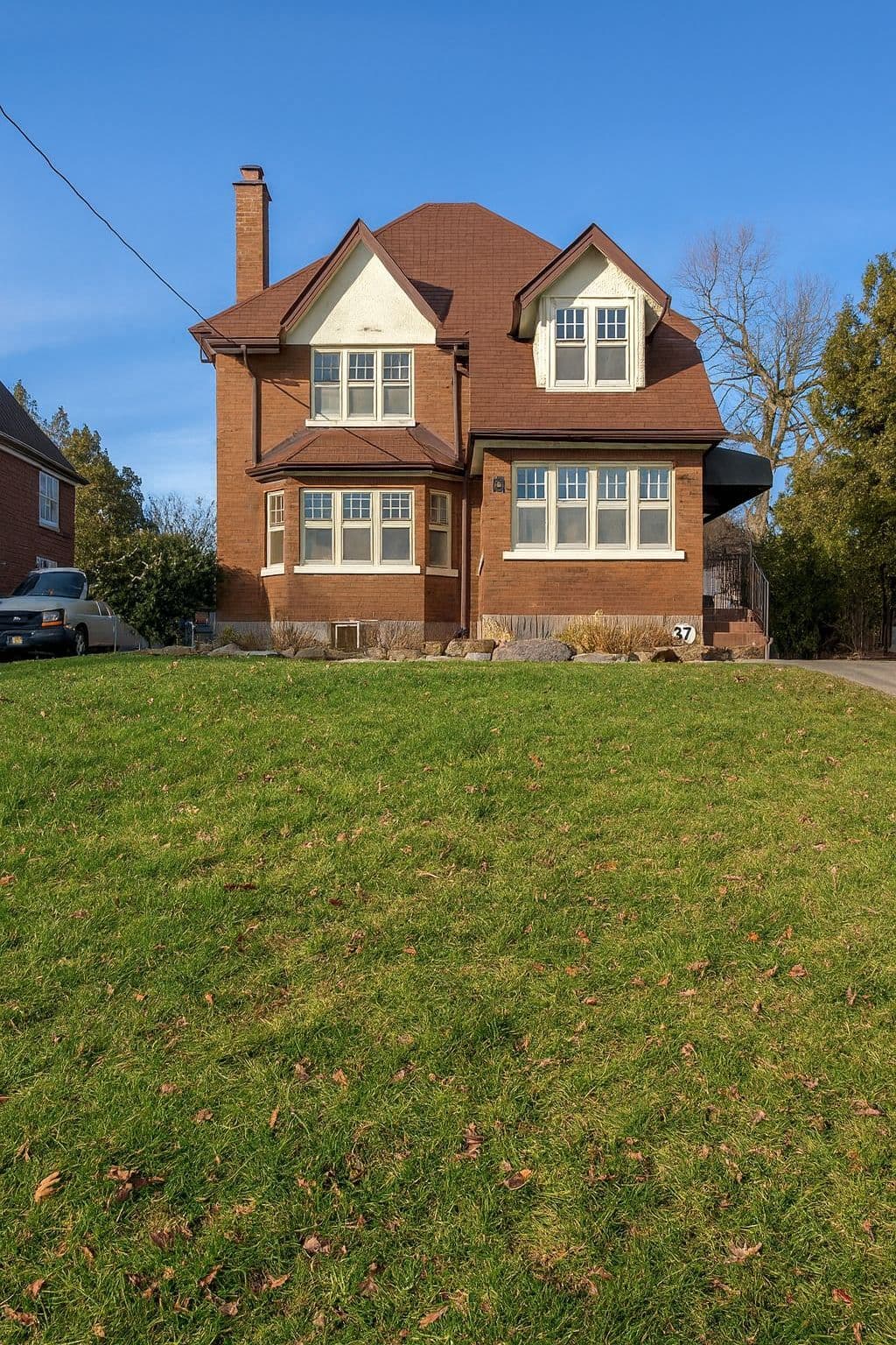 376 King Street E, Oshawa, ON L1H 1E2