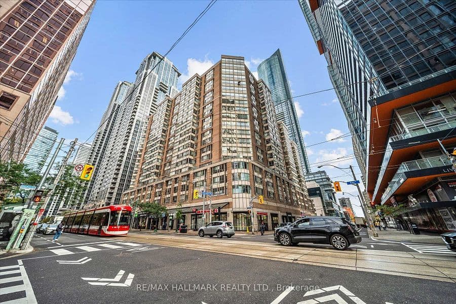 717 Bay Street 1702, Toronto C01, ON M5G 2J9
