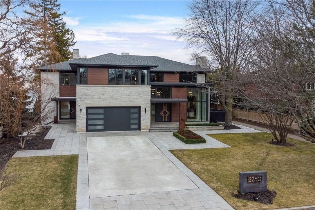 2250 Chancery Lane W, Oakville, ON L6J 6A3