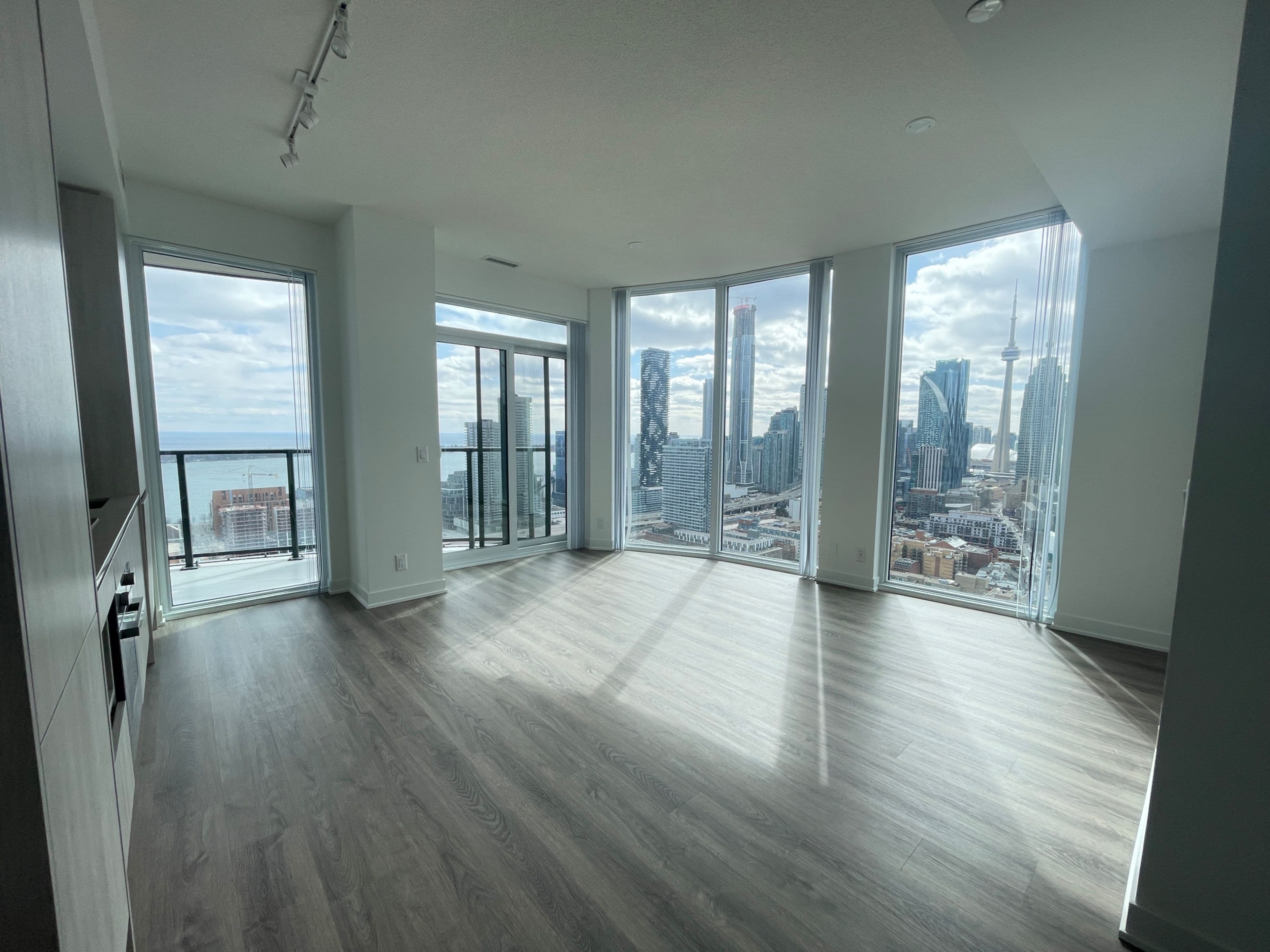 180 Front Street E 4210, Toronto C08, ON M5A 0A9