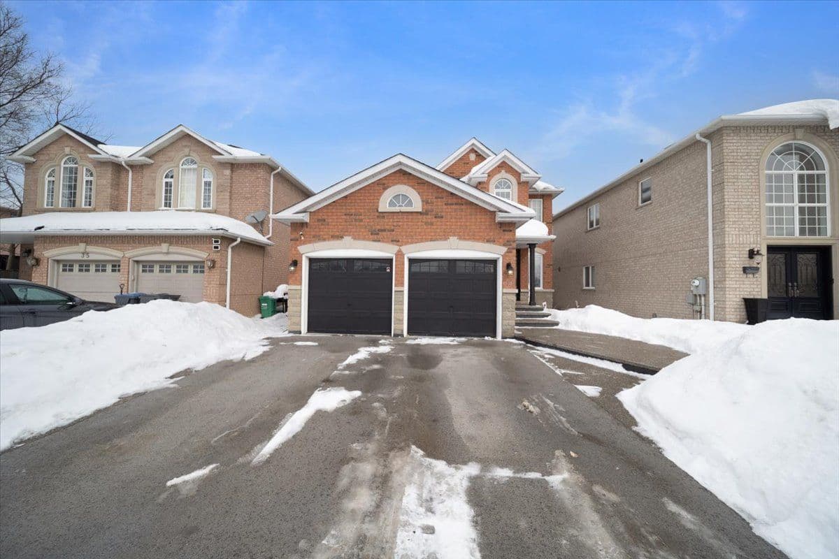 33 Hillpath Crescent, Brampton, ON L6Z 4T7