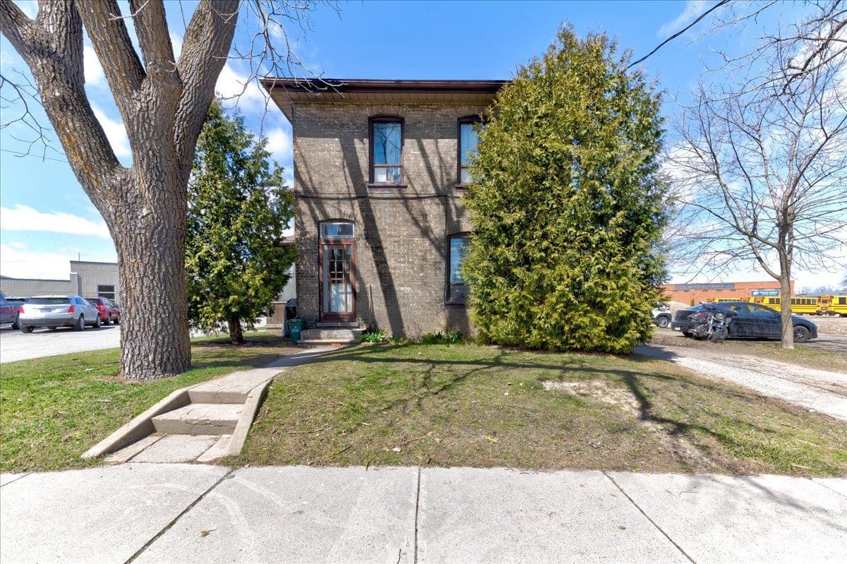 135 Sherwood Drive, Brantford, ON N3T 1N8