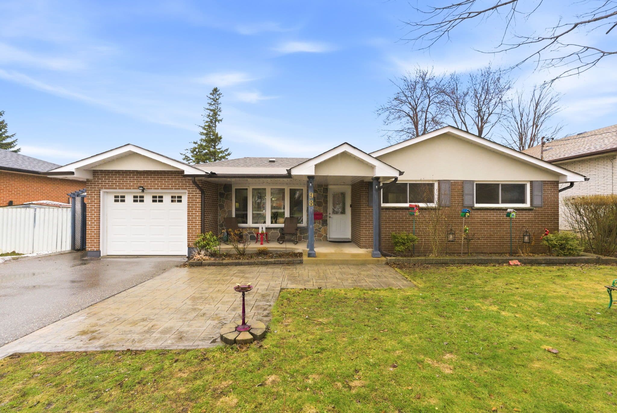 98 Applewood Crescent, Whitby, ON L1N 2E7