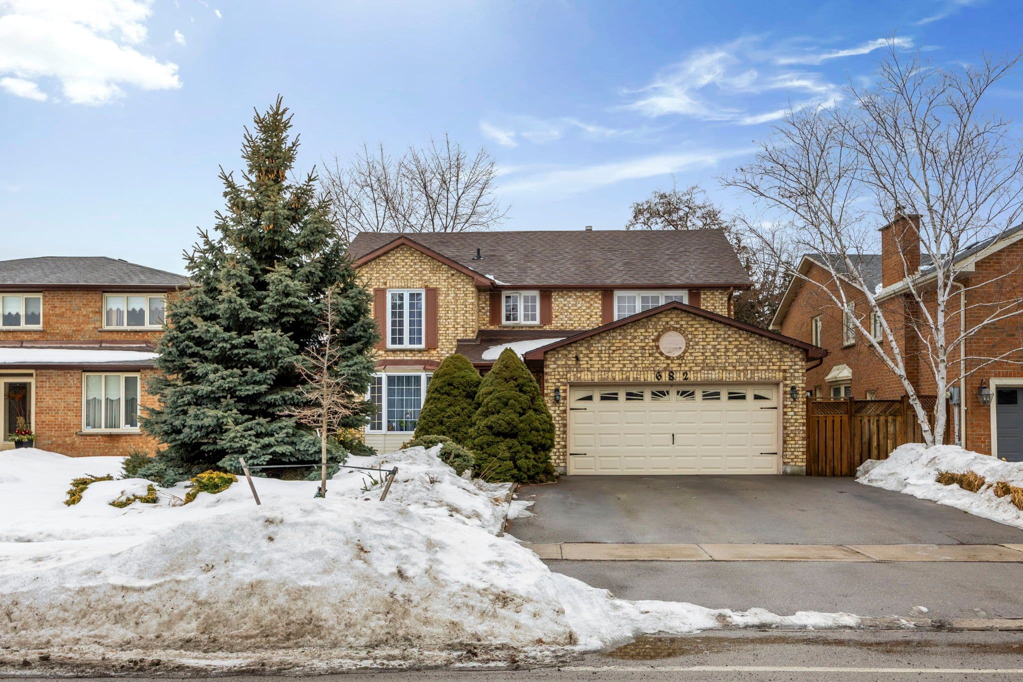 682 Willowbank Trail, Mississauga, ON L4W 3L8