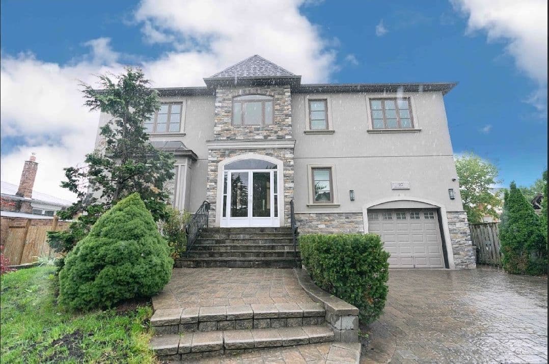 25 Dresden Road, Toronto C06, ON M3H 1W8